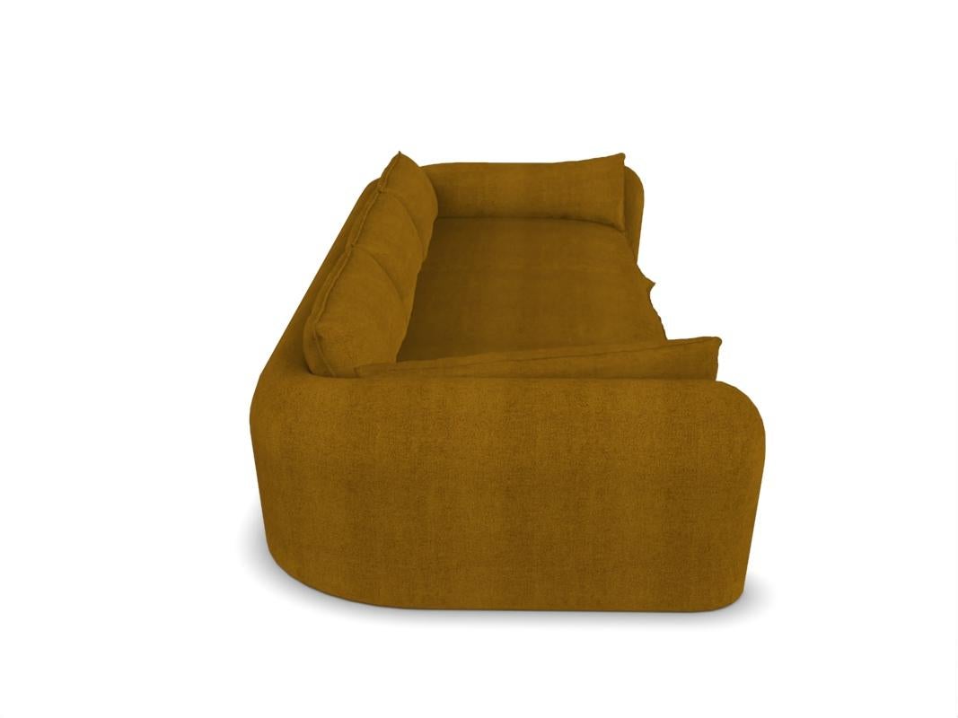 Contemporary Modern Comfy Sofa in Saffron Fabric von Collector (Stoff) im Angebot