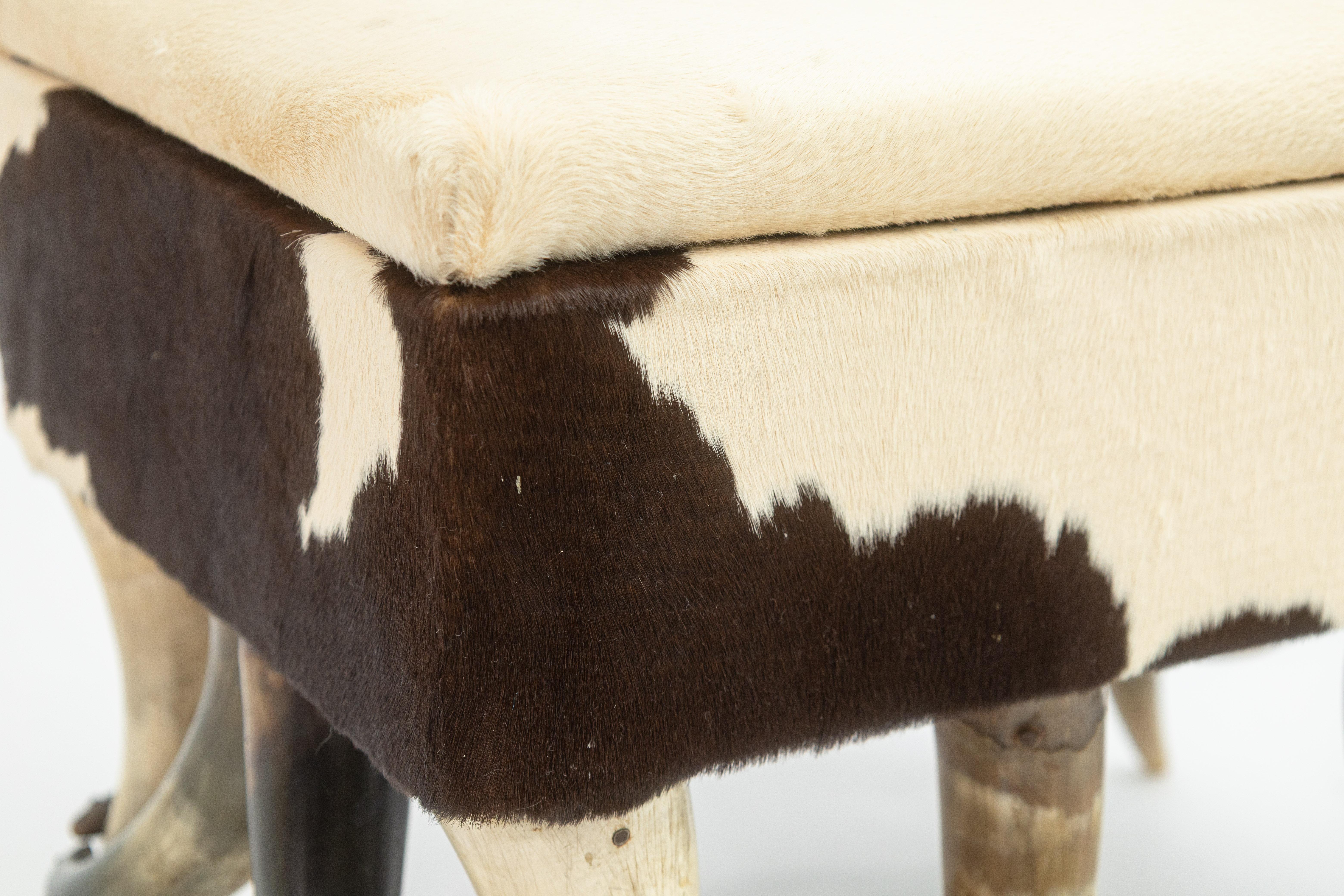 Sconosciuto Poggiapiedi moderno e contemporaneo in pelle di mucca Longhorn con contenitore in vendita