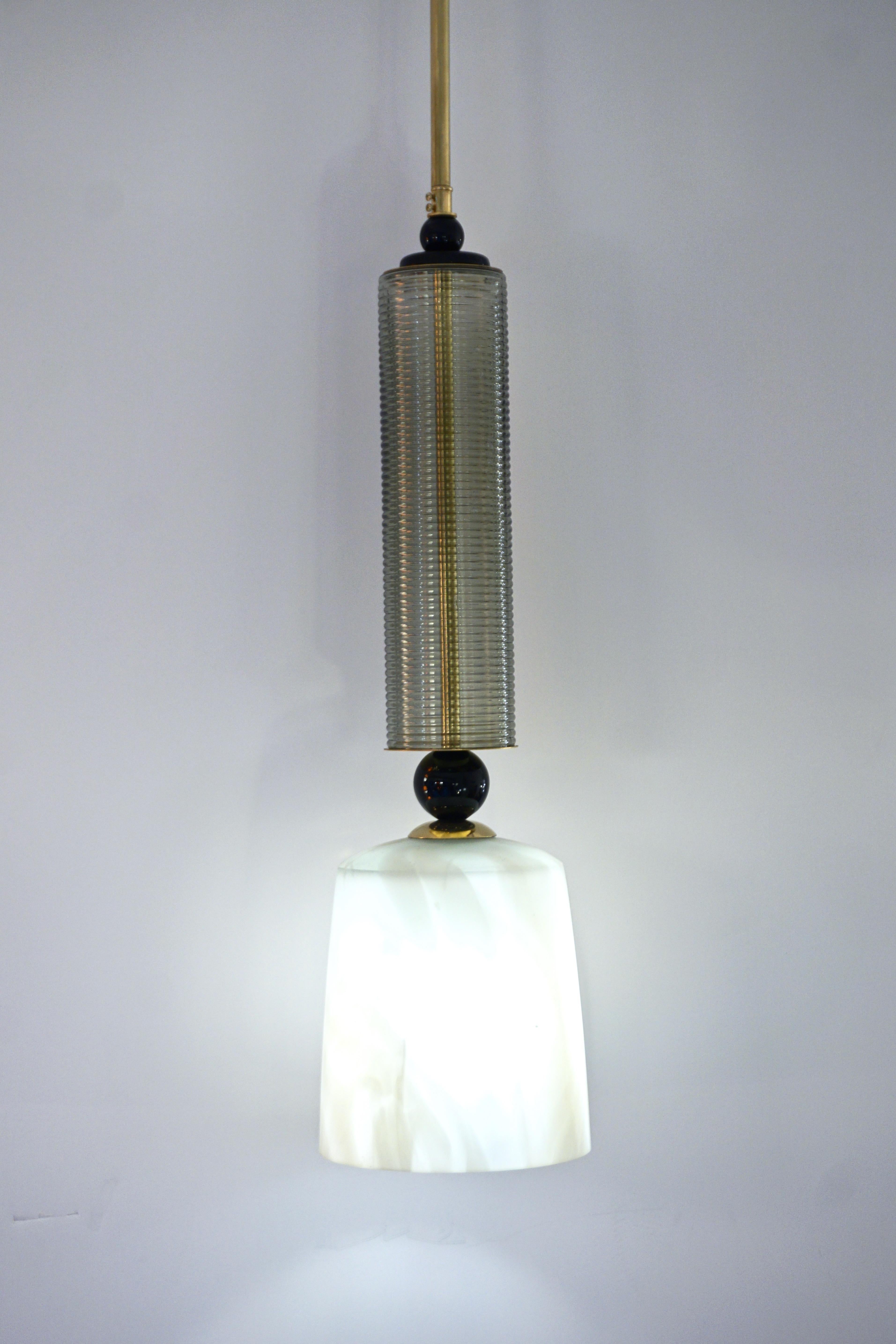Lámpara Colgante Contemporánea Moderna de Cristal Negro y Alabastro de Murano y Latón Moderno orgánico