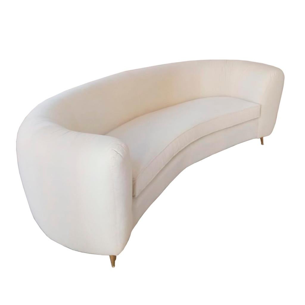 Contemporary curved sofa upholstered in white cotton velvet and legs made of brass, Italy, 21st century.