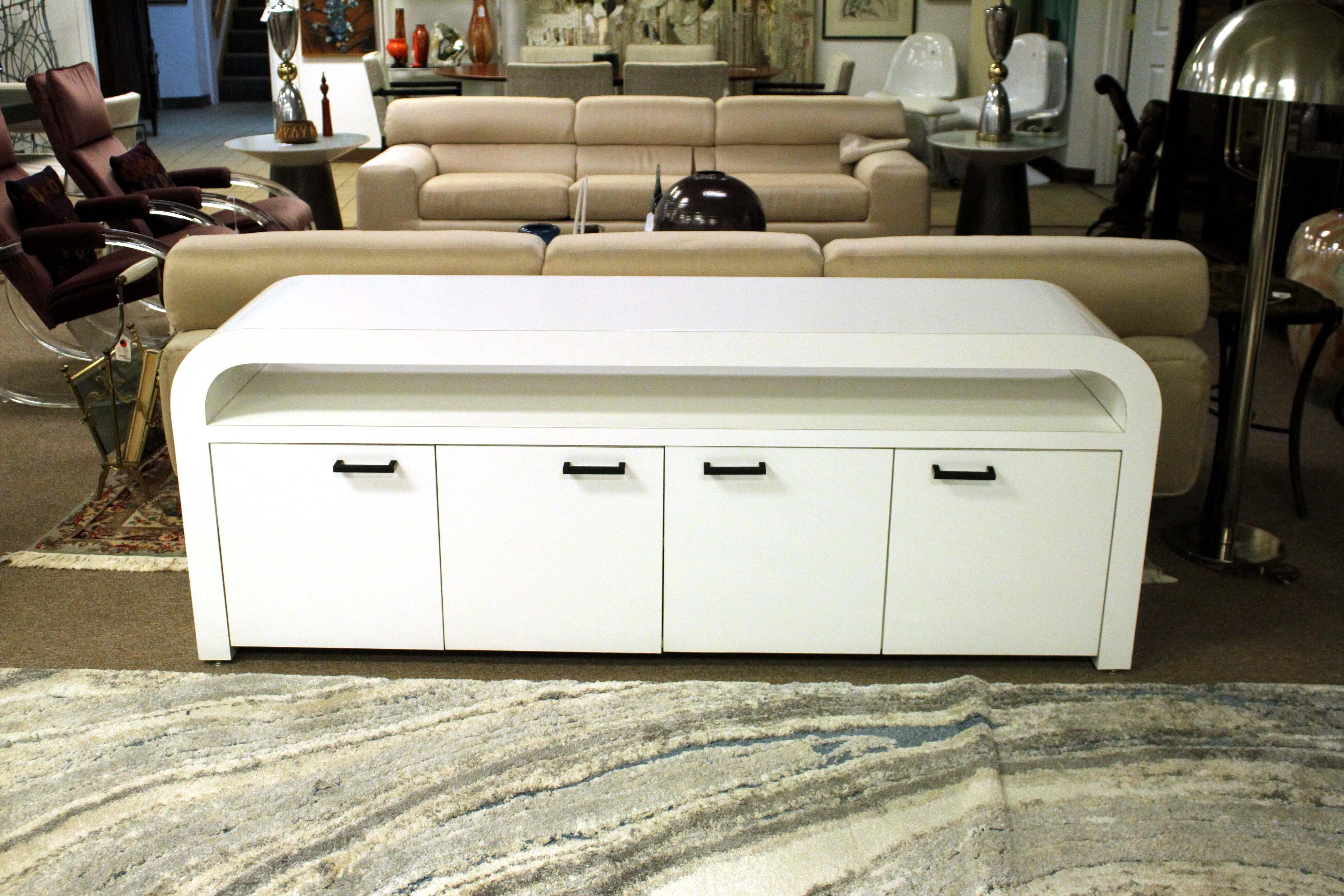 Contemporary Modern Custom Made Curved White Lacquer Credenza In Good Condition For Sale In Keego Harbor, MI