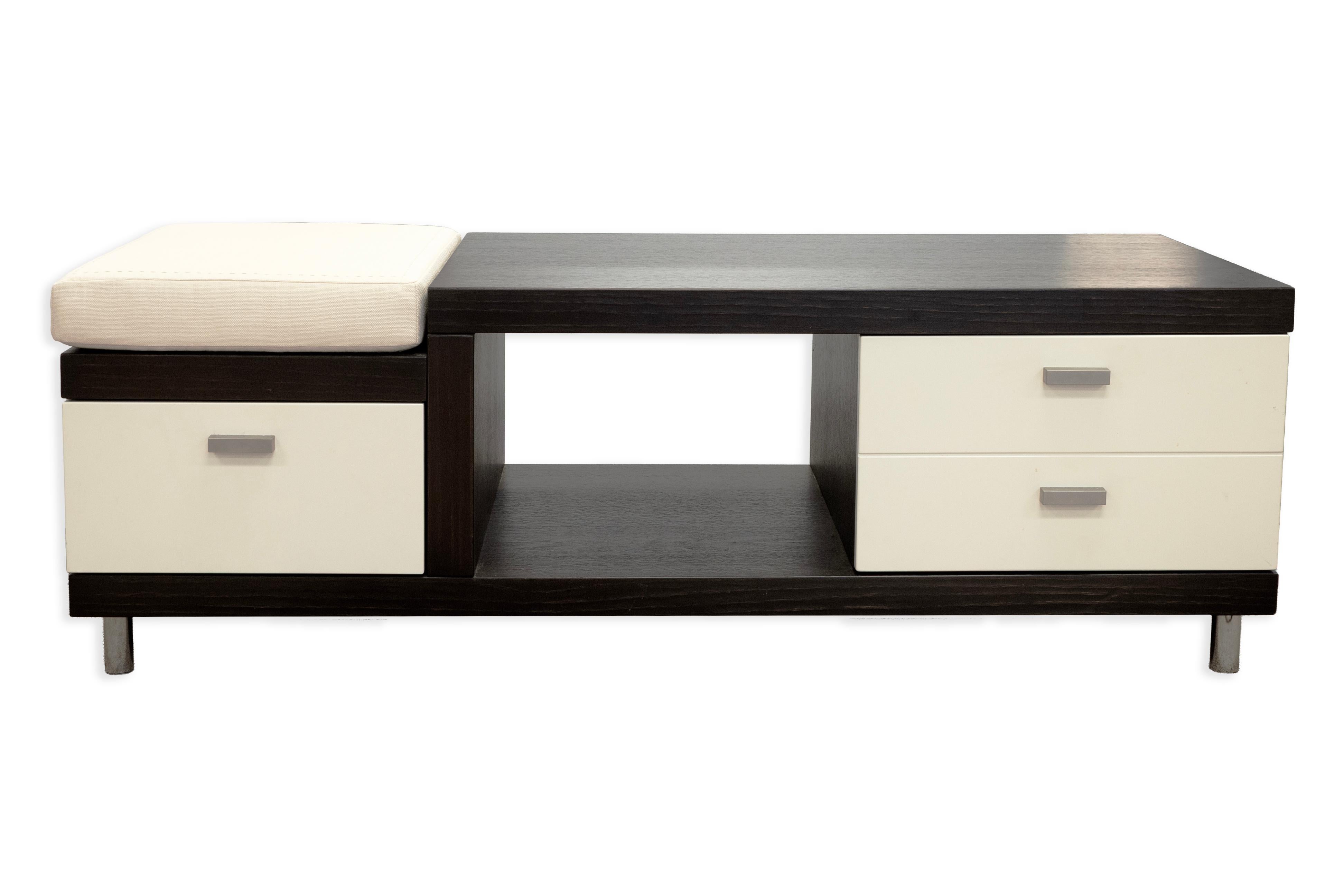 Table console contemporaine moderne en bois foncé et beige avec banc. Cette table est idéale pour une entrée ou un salon, notamment grâce au coussin amovible sur l'un des côtés. L'association du bois foncé et du beige confère à cette pièce une