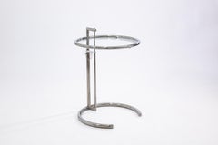 Modernes Eileen Gray Chrom und Glas Verstellbarer Beistelltisch