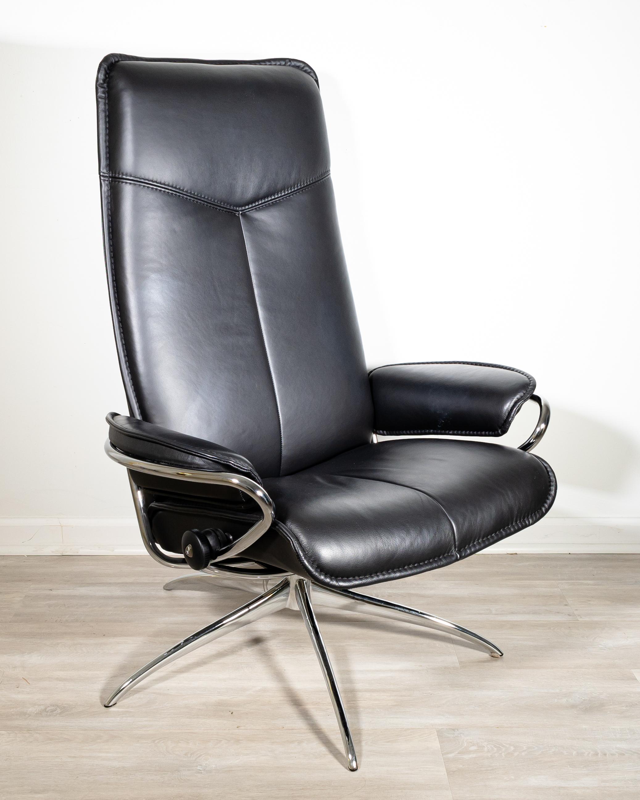 An Ekornes Stressless City High Back leather recliner and ottoman. A beautiful leather lounge chair from Ekornes sporting a slick black leather and chrome metal accents. This chair is made in Norway, and is in very good vintage condition. This chair