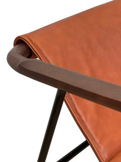 Sillón Elliot de roble, metal y cuero, moderno y contemporáneo, de Collector Studio
