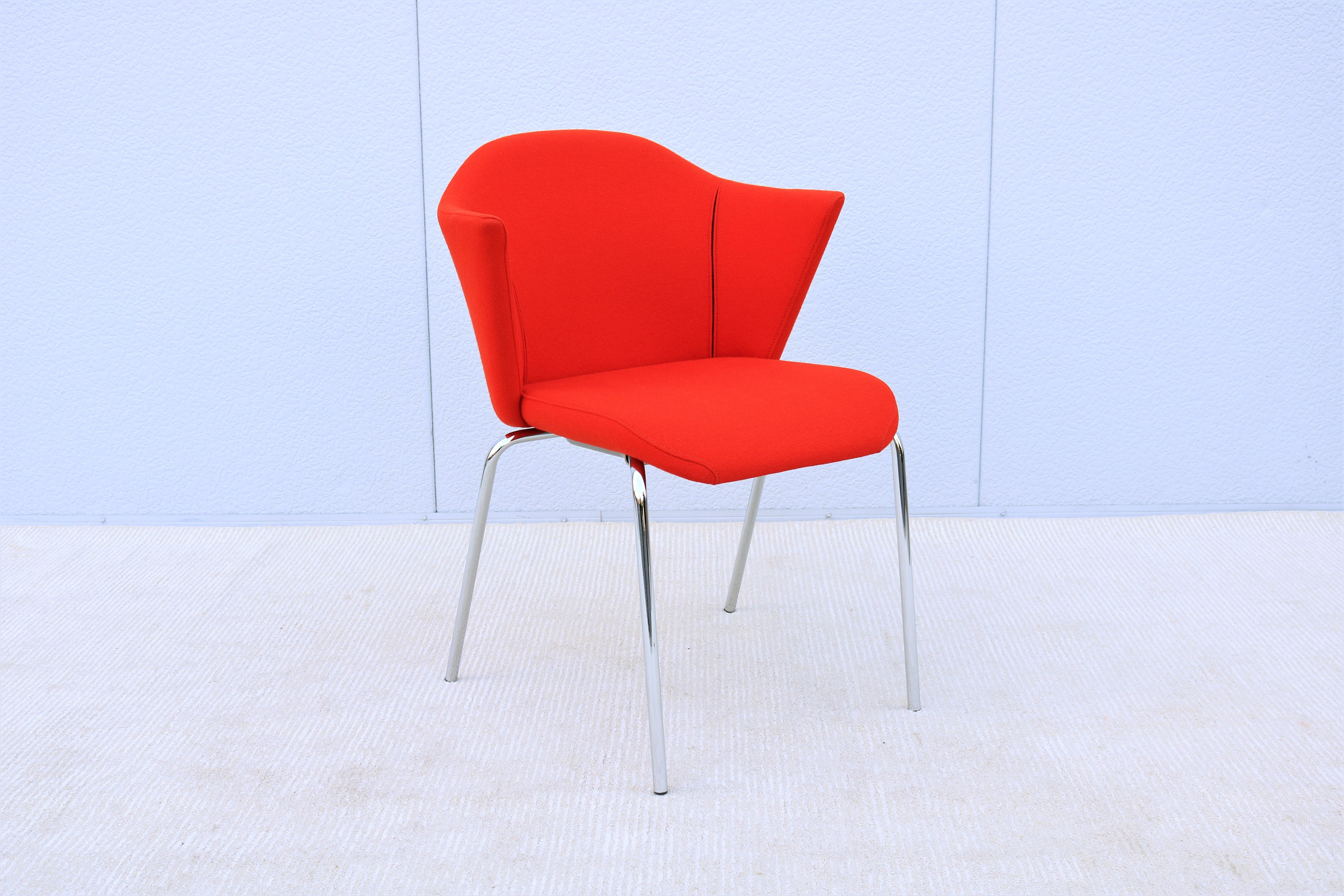 This practical and elegant Capa guest chair combines a snug winged back with a generous contoured seat for comfort and support.
Capa has a unique shape, a fully upholstered body, and a double-needle topstitching design.
Feature a flex back design