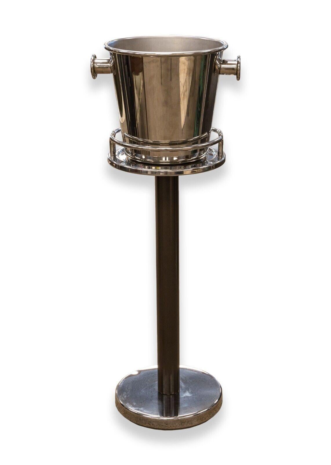 Ein moderner, verchromter Weinkühler und Ständer von Ettore Sottsass für Alessi. Ein schöner freistehender Flaschenkühler von Alessi. Ein schönes Stück für jede Hausbar oder Küche. Dieses Stück hat eine verchromte Metallkonstruktion und eine