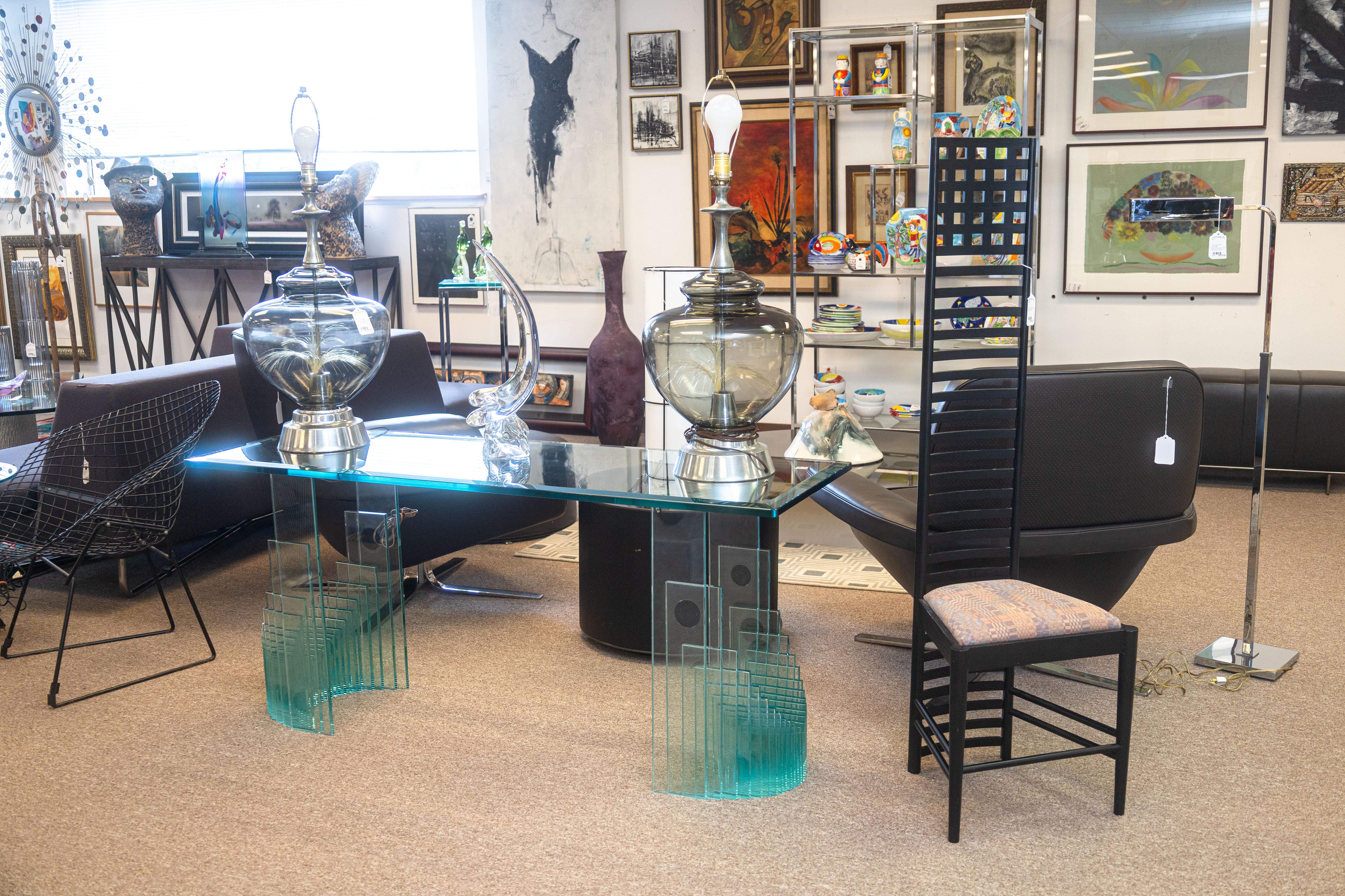 Ein zeitgenössischer, moderner FIAM Konsolentisch aus gestapeltem Glas. Dies ist ein wunderschöner italienischer Konsolentisch mit einer Vollglaskonstruktion. Dieser Tisch hat ein sehr zartes, elegantes Design. Die sich verjüngende rechteckige