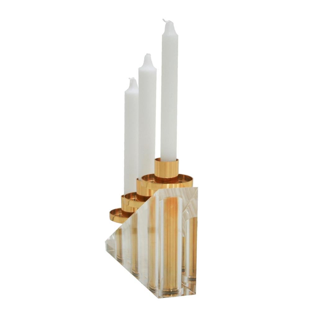 Francese Coppia di candelabri francesi moderni e contemporanei in ottone e metacrilato in vendita