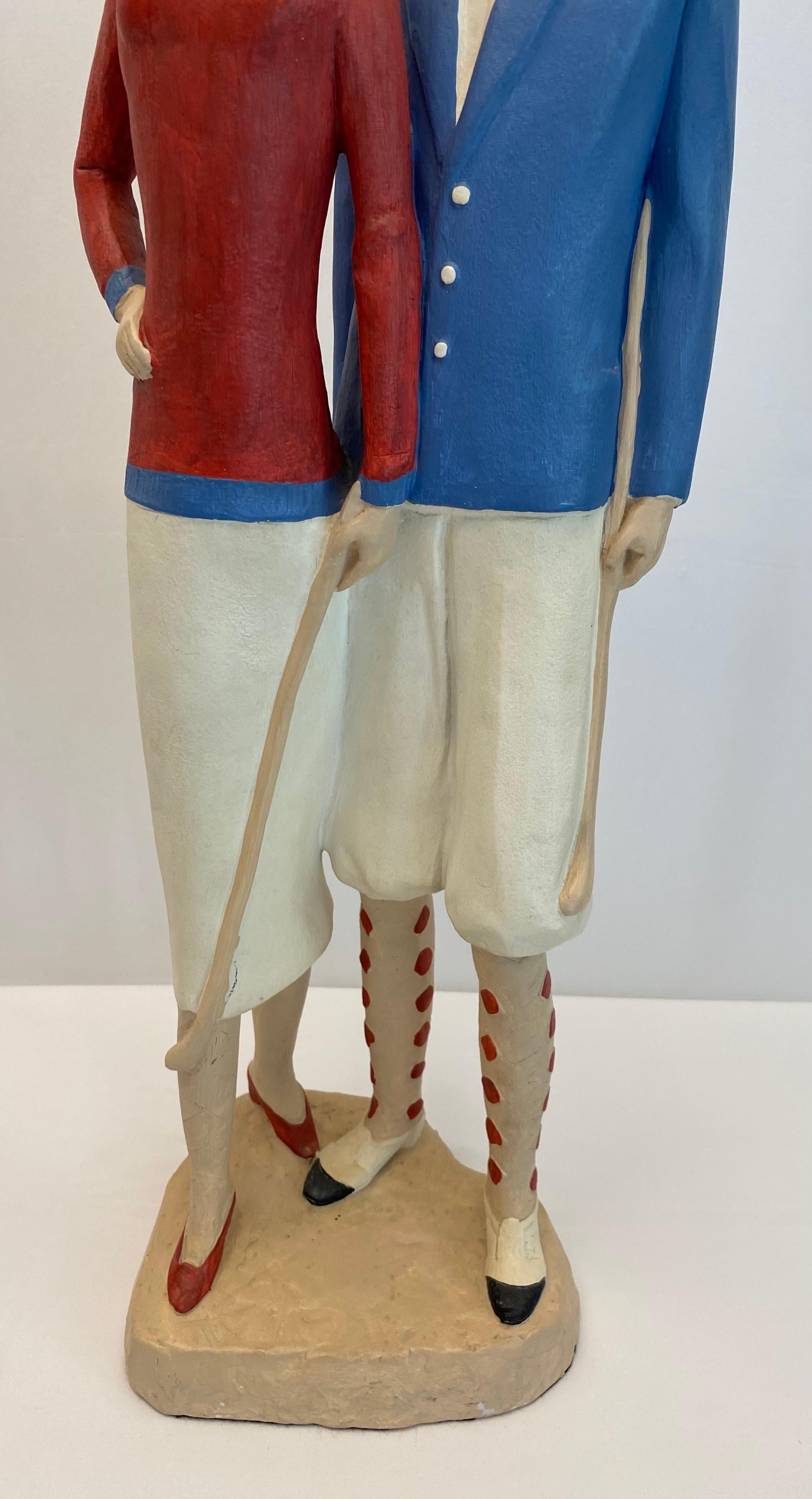 Nous vous proposons une magnifique sculpture de table représentant deux golfeurs, datée de 1987. 
Cette sculpture décorative de style Art déco est construite en plâtre et est délicieusement lourde. Moulés et peints à la main. 

C'est un cadeau