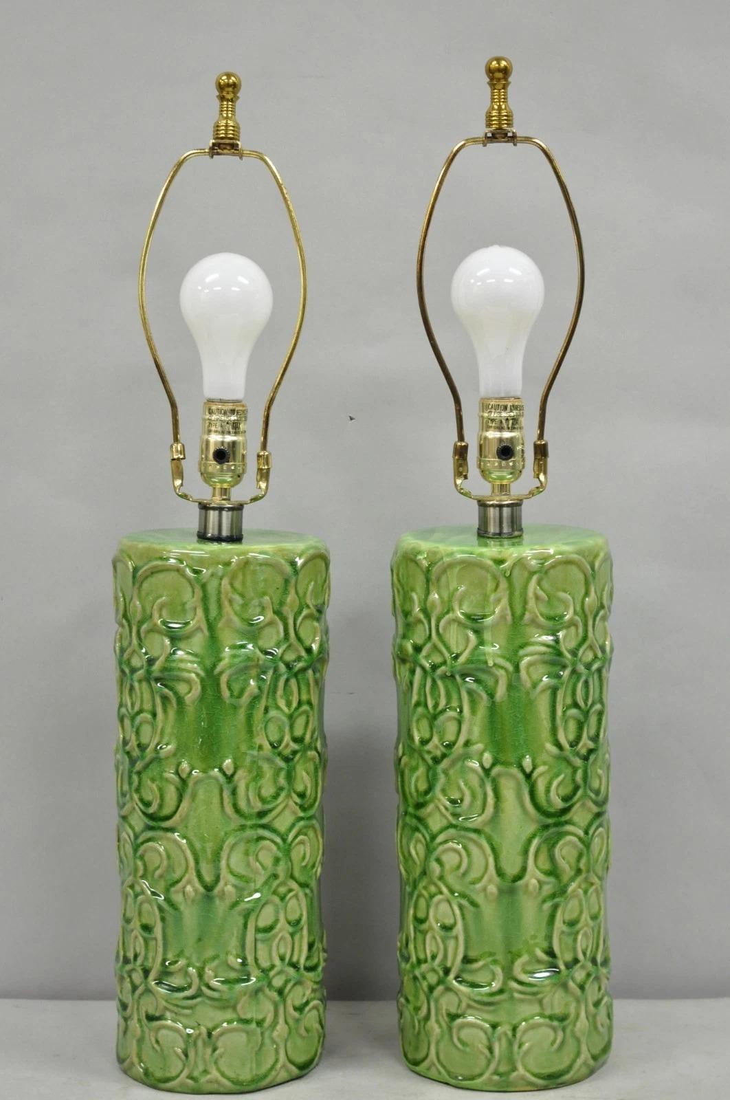 Zeitgenössische moderne Tischlampen aus grün glasierter Keramik mit Schneckenverzierung - ein Paar im Angebot 6