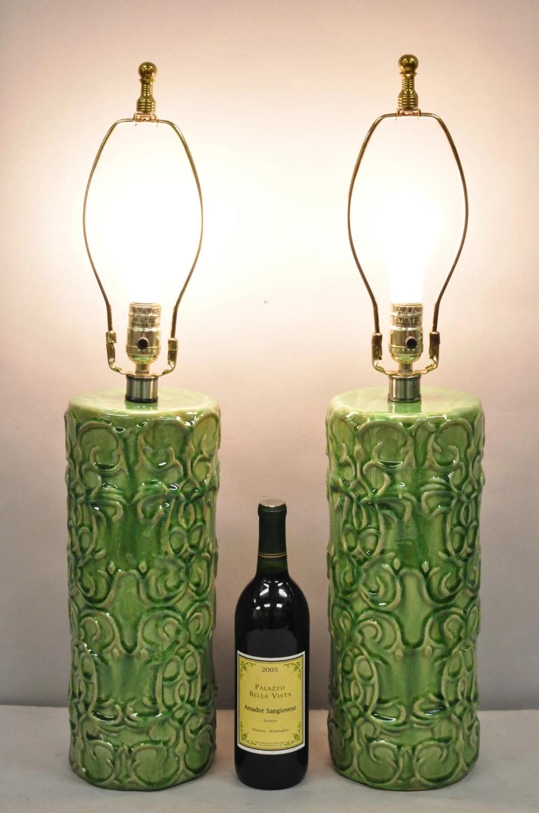 Zeitgenössische moderne Tischlampen aus grün glasierter Keramik mit Rollenmuster - ein Paar. CIRCA Spätes 20. Jahrhundert. Abmessungen: 29