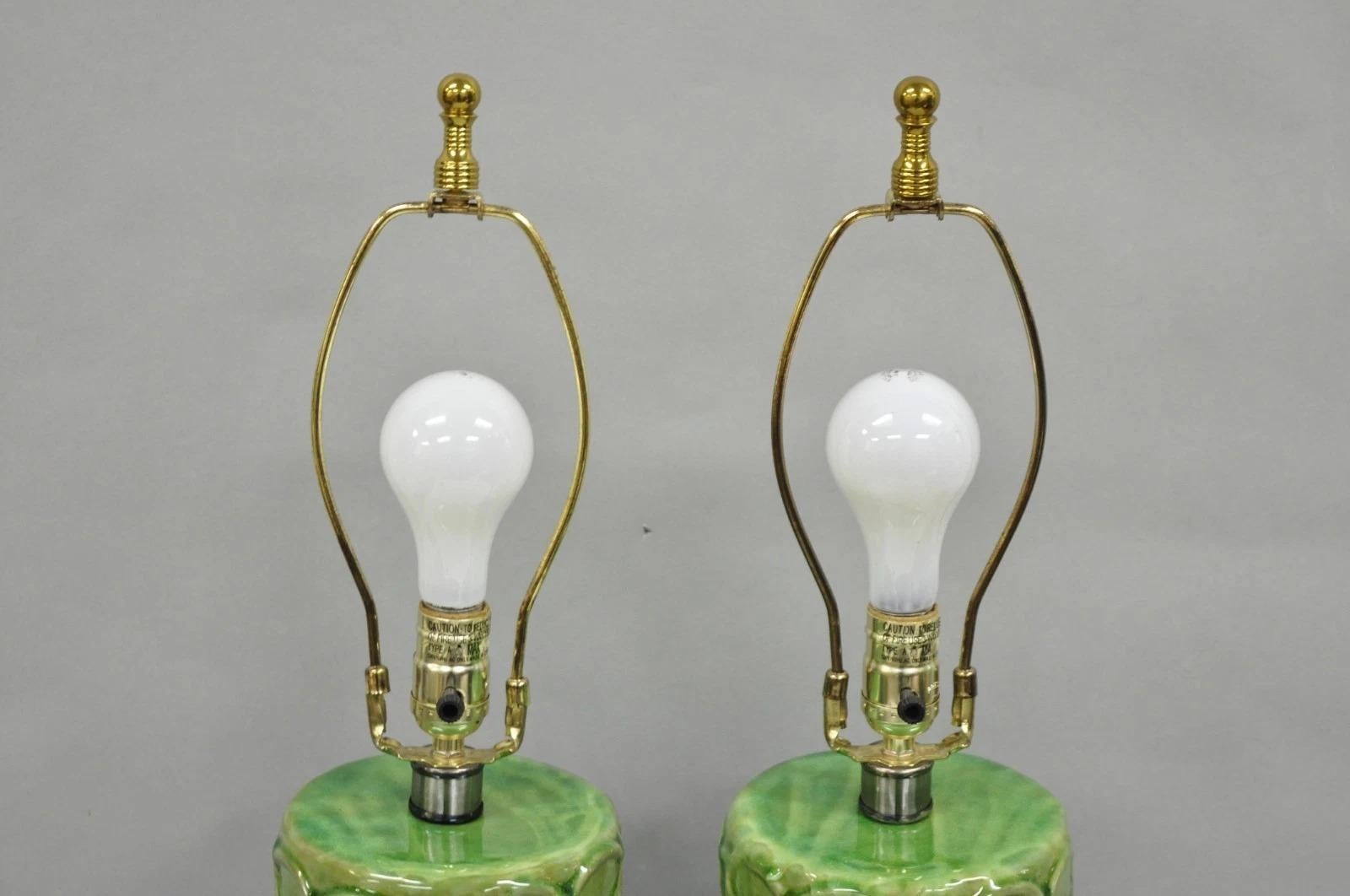 Zeitgenössische moderne Tischlampen aus grün glasierter Keramik mit Schneckenverzierung - ein Paar im Angebot 1