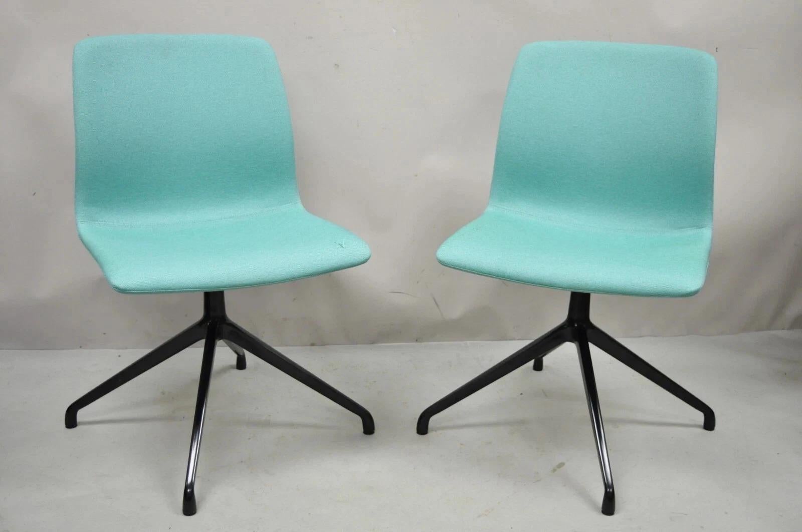 Chaise d'appoint contemporaine moderne en épingle à cheveux avec base pivotante en tissu bleu par OFS, paire en vente 5