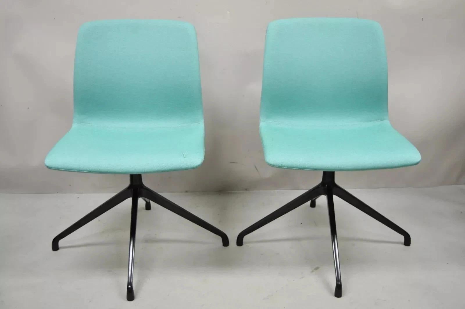 Veuillez nous envoyer un message avec votre code postal pour demander un devis plus raisonnable pour les frais d'expédition aux États-Unis.

Contemporary Modern Hairpin Swivel Base Blue Upholstered Side Chairs by OFS - a Pair. L'article est doté