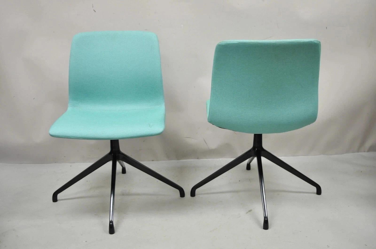 Chaise d'appoint contemporaine moderne en épingle à cheveux avec base pivotante en tissu bleu par OFS, paire en vente 2
