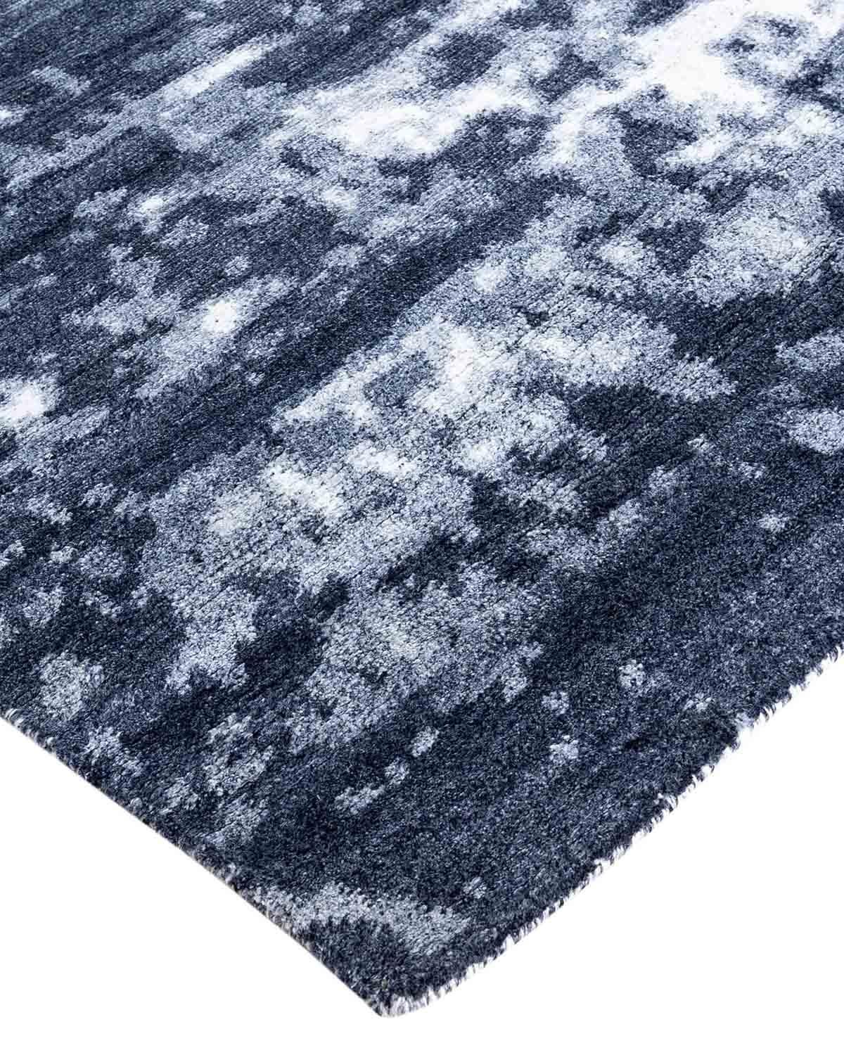 Freschi, vivaci e soprattutto lussuosi, i tappeti della collezione Modern sono in grado di ravvivare una stanza tradizionale con la stessa grazia con cui possono mettere a terra uno spazio più contemporaneo. Il motivo opulento di questo tappeto