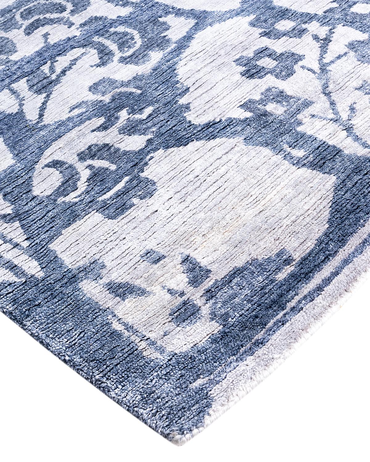 Freschi, vivaci e soprattutto lussuosi, i tappeti della collezione Modern sono in grado di ravvivare una stanza tradizionale con la stessa grazia con cui possono mettere a terra uno spazio più contemporaneo. Il motivo opulento di questo tappeto