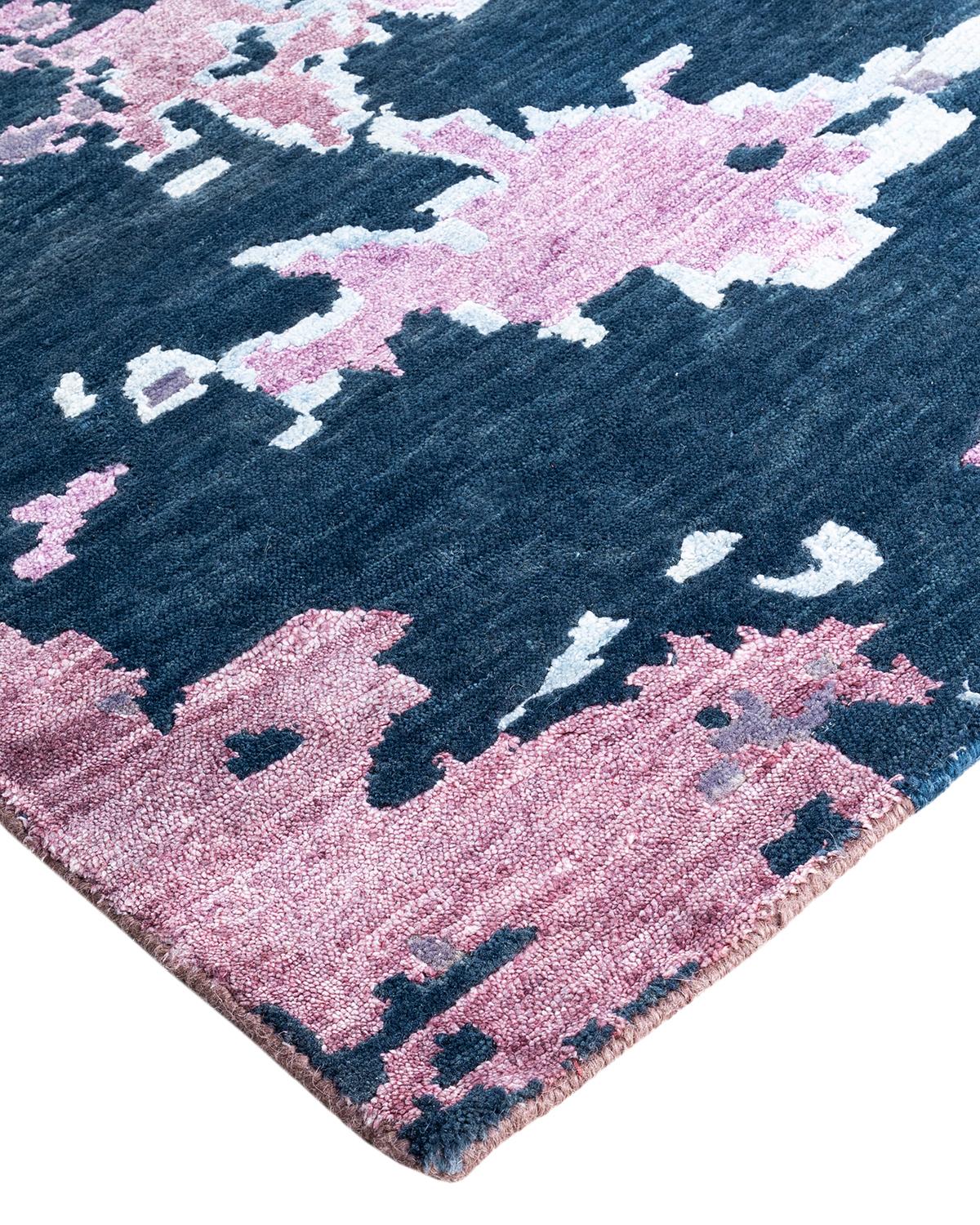 Freschi, vivaci e soprattutto lussuosi, i tappeti della collezione Modern sono in grado di ravvivare una stanza tradizionale con la stessa grazia con cui possono mettere a terra uno spazio più contemporaneo. Il motivo opulento di questo tappeto
