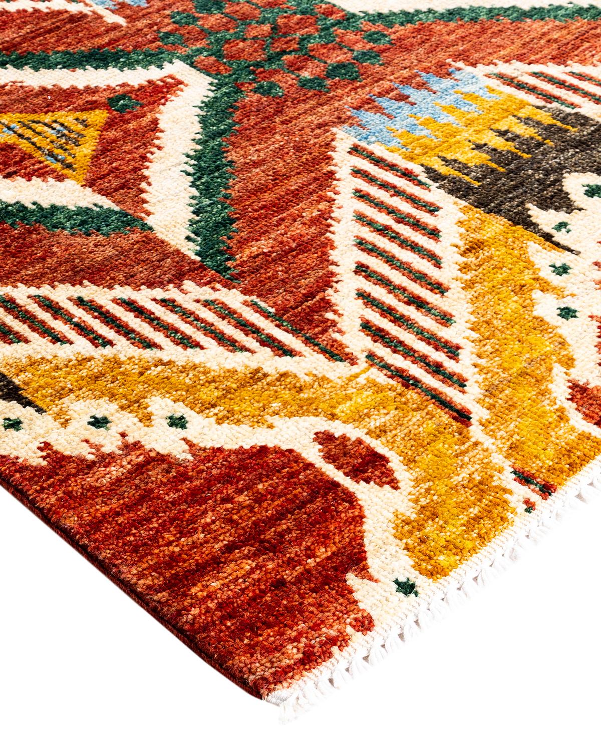 Die akribische Kunst der handgestickten Textilien usbekischer Stämme inspirierte die Suzani Collection'S. Kräftige Motive, vor allem Granatäpfel, Sonne und Mond, sind häufige Elemente, deren einfache, aber überzeugende Designs in Wolle und Seide