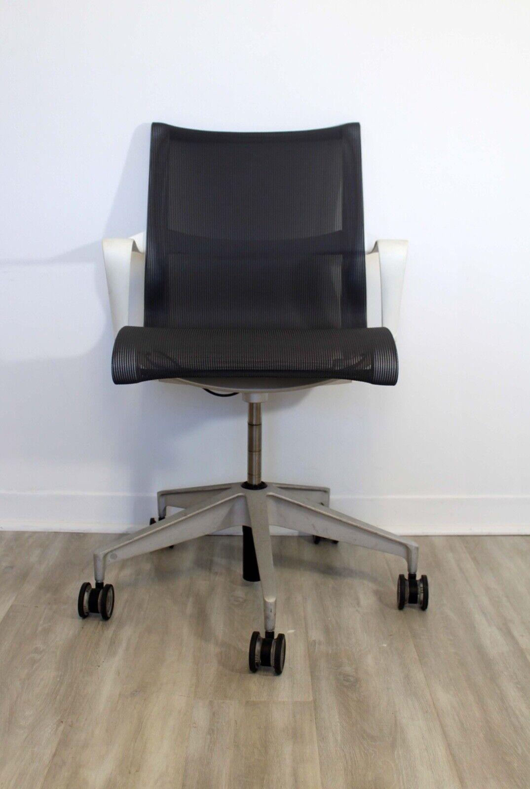 Le Shoppe Too presents these modern office arm chairs by Herman Miller called the Setu Chair, in white. We have a total of 10 available. In very good condition. Dimensions: 23