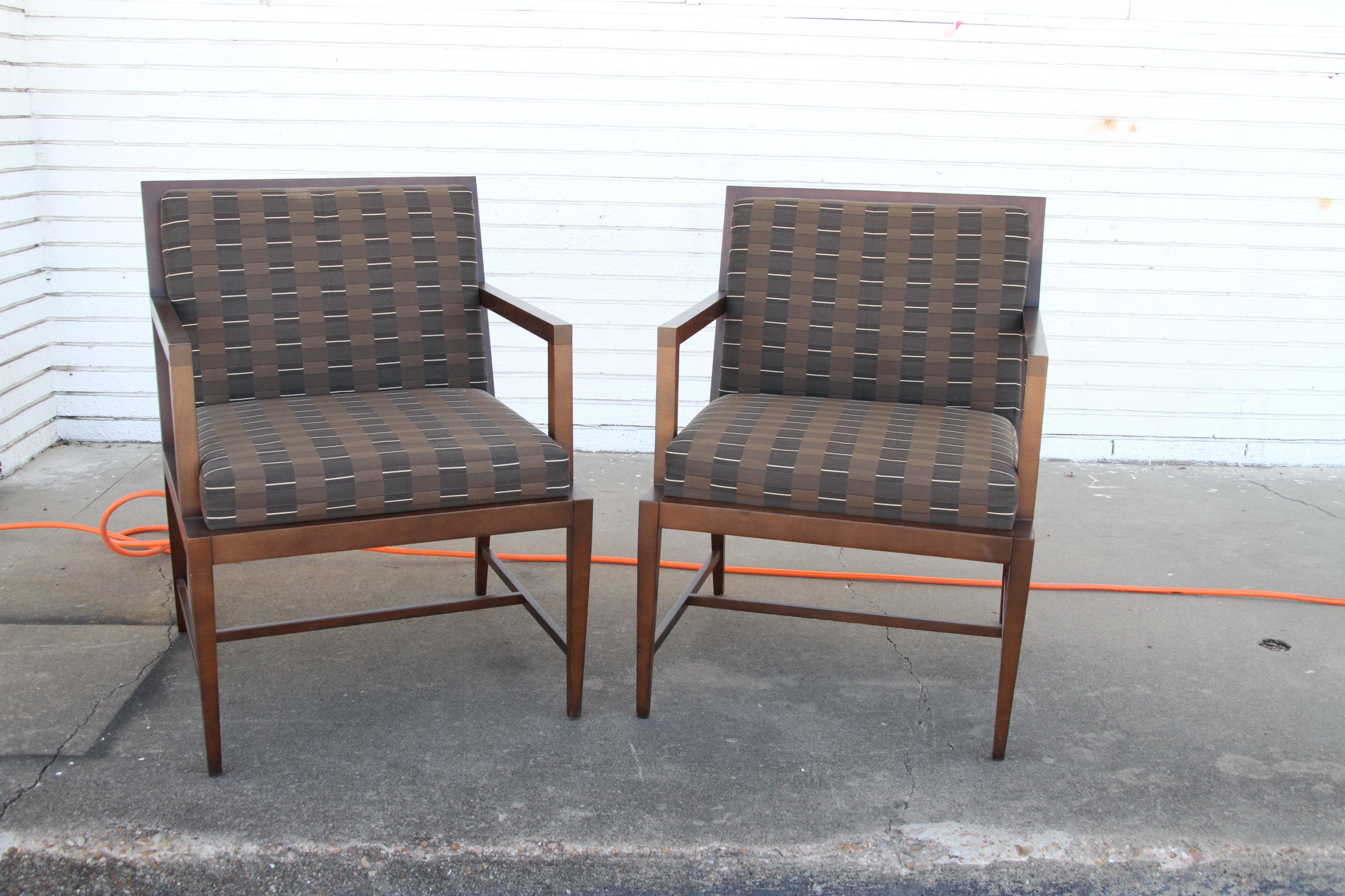 Pair of guest or dining armchairs by Hickory Furniture.
Walnut with modern geometric print. MFG label. Gently used.

Dimensions: height 33