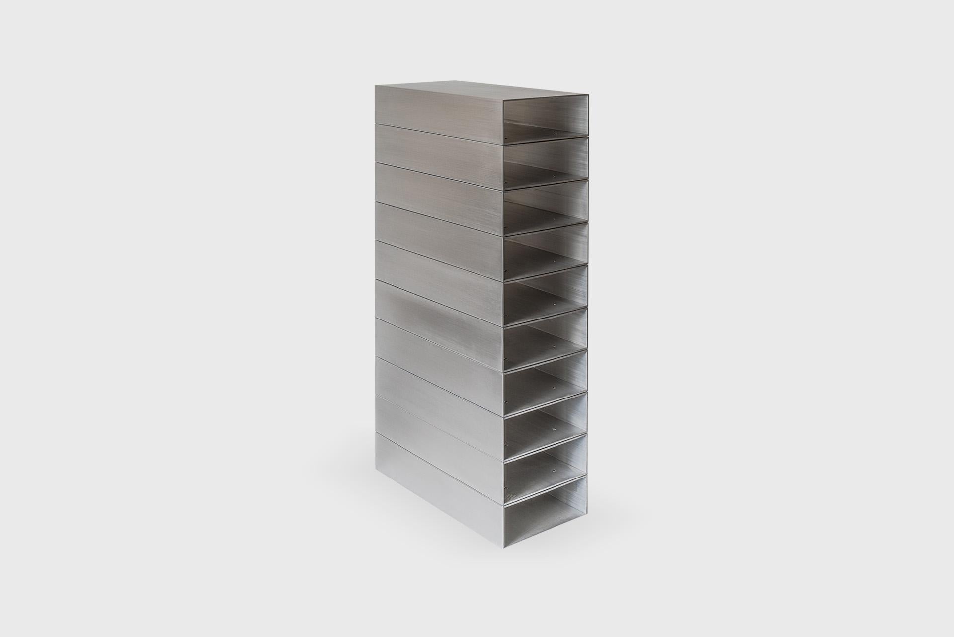 Contemporary Modern Industrial Shelf, Modell Stack aus grauem Metall, von Johan Viladrich (Aluminium) im Angebot