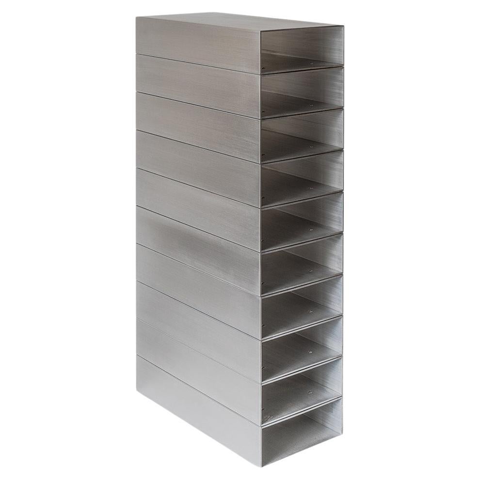 Contemporary Modern Industrial Shelf, Modell Stack aus grauem Metall, von Johan Viladrich