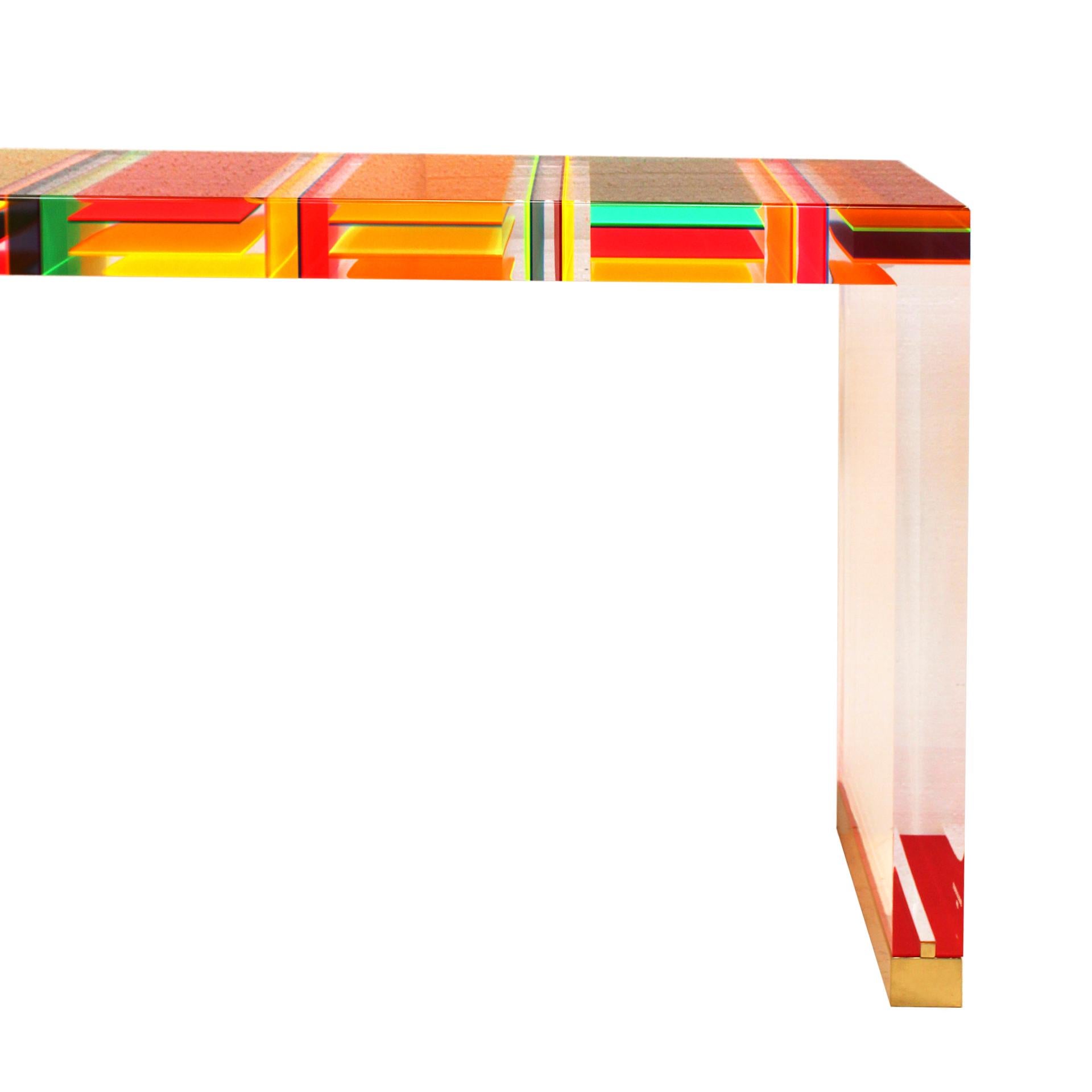 Table console rectangulaire conçue par le Studio Superego de Milan, réalisée en plexiglas multicolore et transparent de huit centimètres d'épaisseur et dont les pieds sont finis en laiton.

Chaque article proposé par LA Studio est contrôlé par notre
