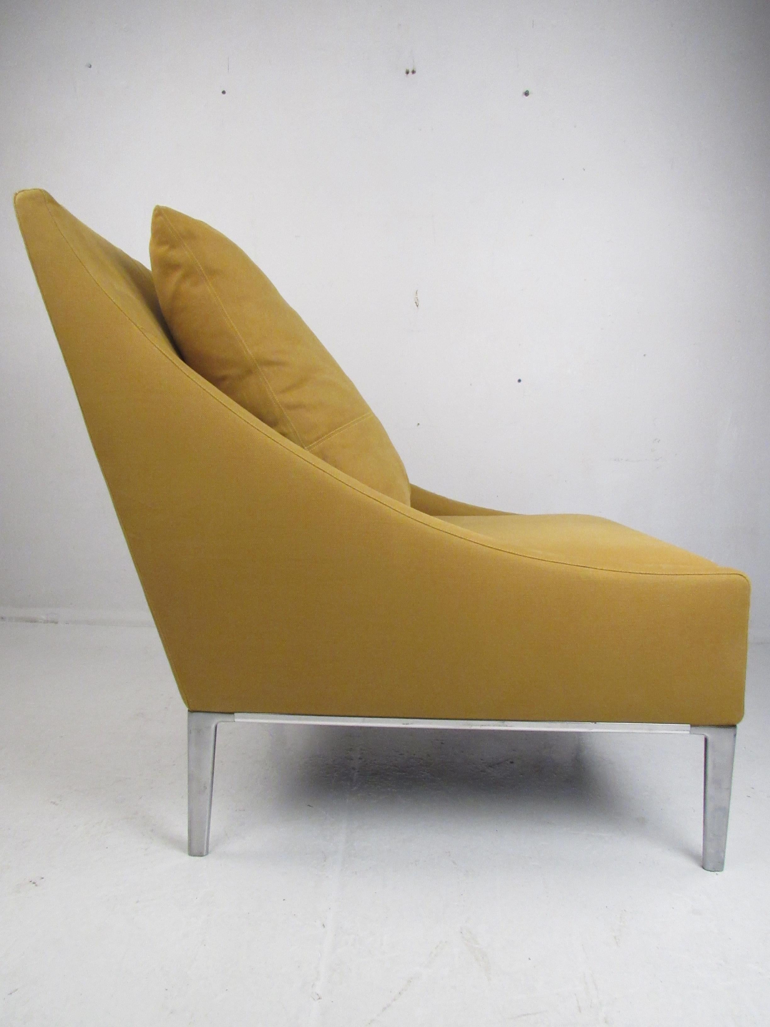 Cette luxueuse chaise longue moderne et contemporaine a été conçue par Antonio Citterio pour B&B Italia. Un design italien inhabituel qui se caractérise par des accoudoirs extrêmement bas et inclinés et une base chromée avec des pieds effilés. Un