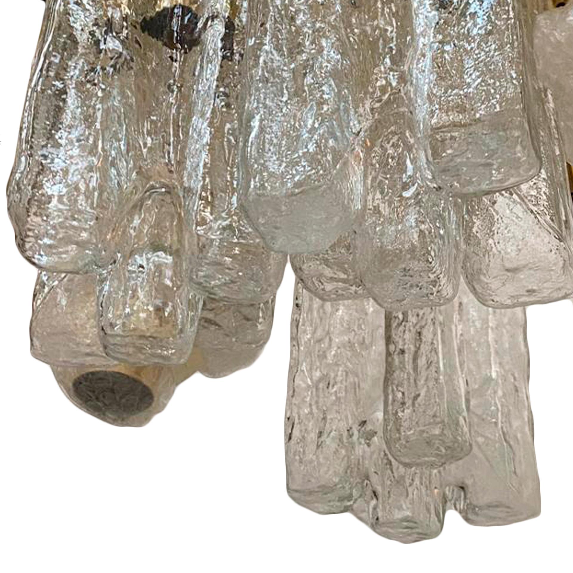 Intagliato a mano Lampada a sospensione in ottone e vetro di Murano moderna e contemporanea in vendita