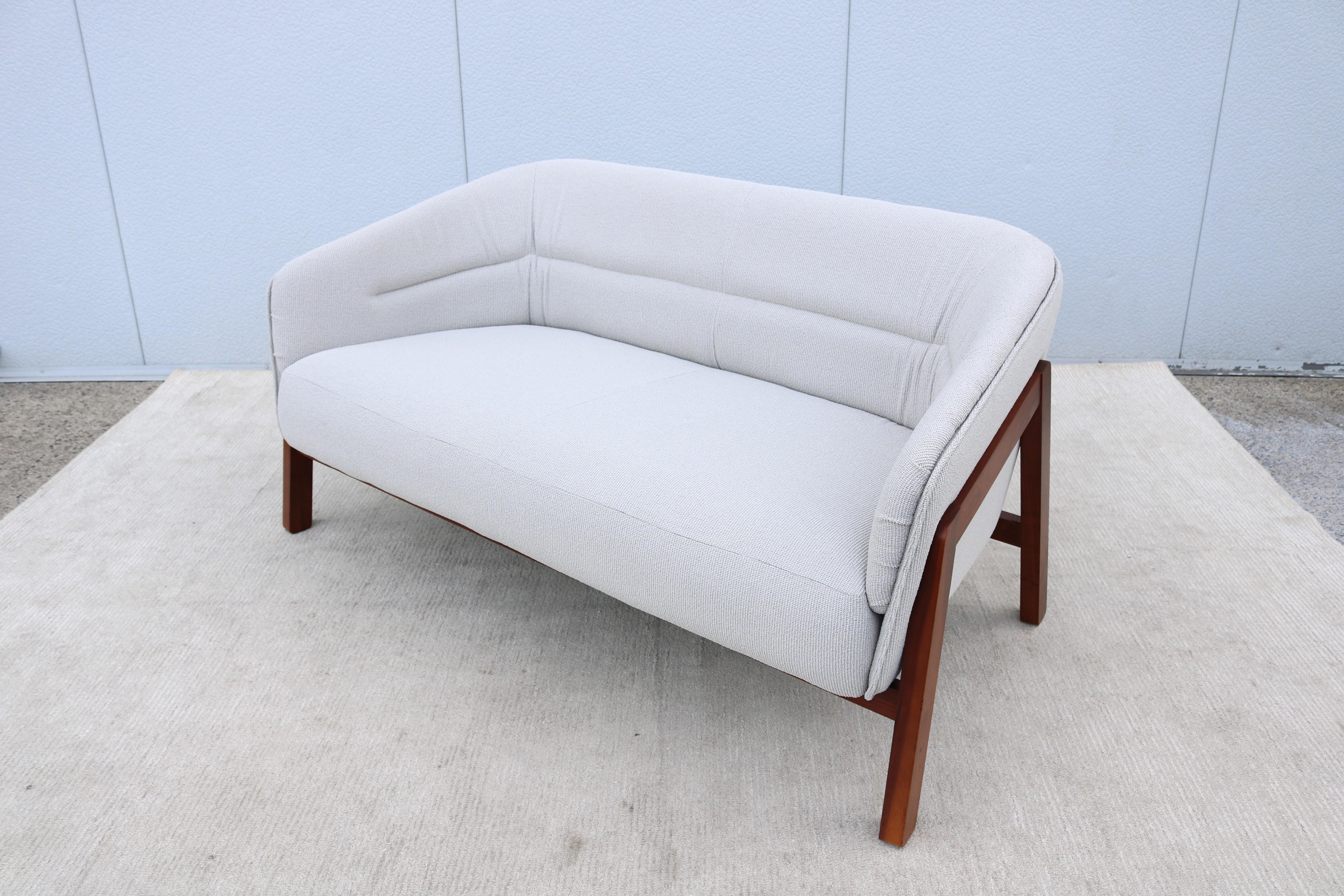 Ce fabuleux salon loveseat incurvé à deux places s'inspire du design classique du milieu du siècle dernier.
Il est doté d'une fausse couture de rembourrage à double pli qui crée une ligne définie tout en conservant sa flexibilité pour un confort
