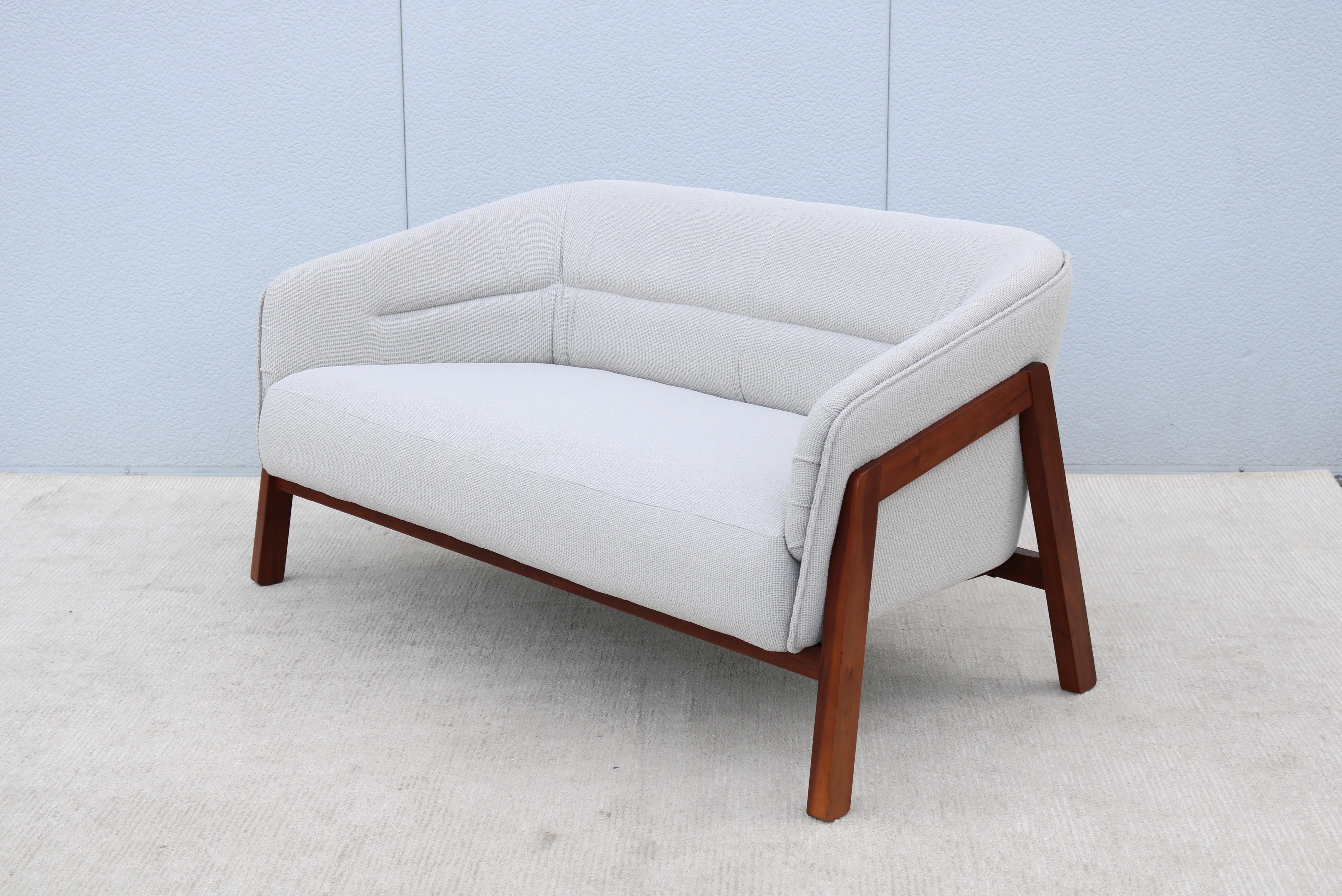 Moderne Contemporary Modern Justin Champaign for Jasper Group Indie Two Seat Loveseat en vente