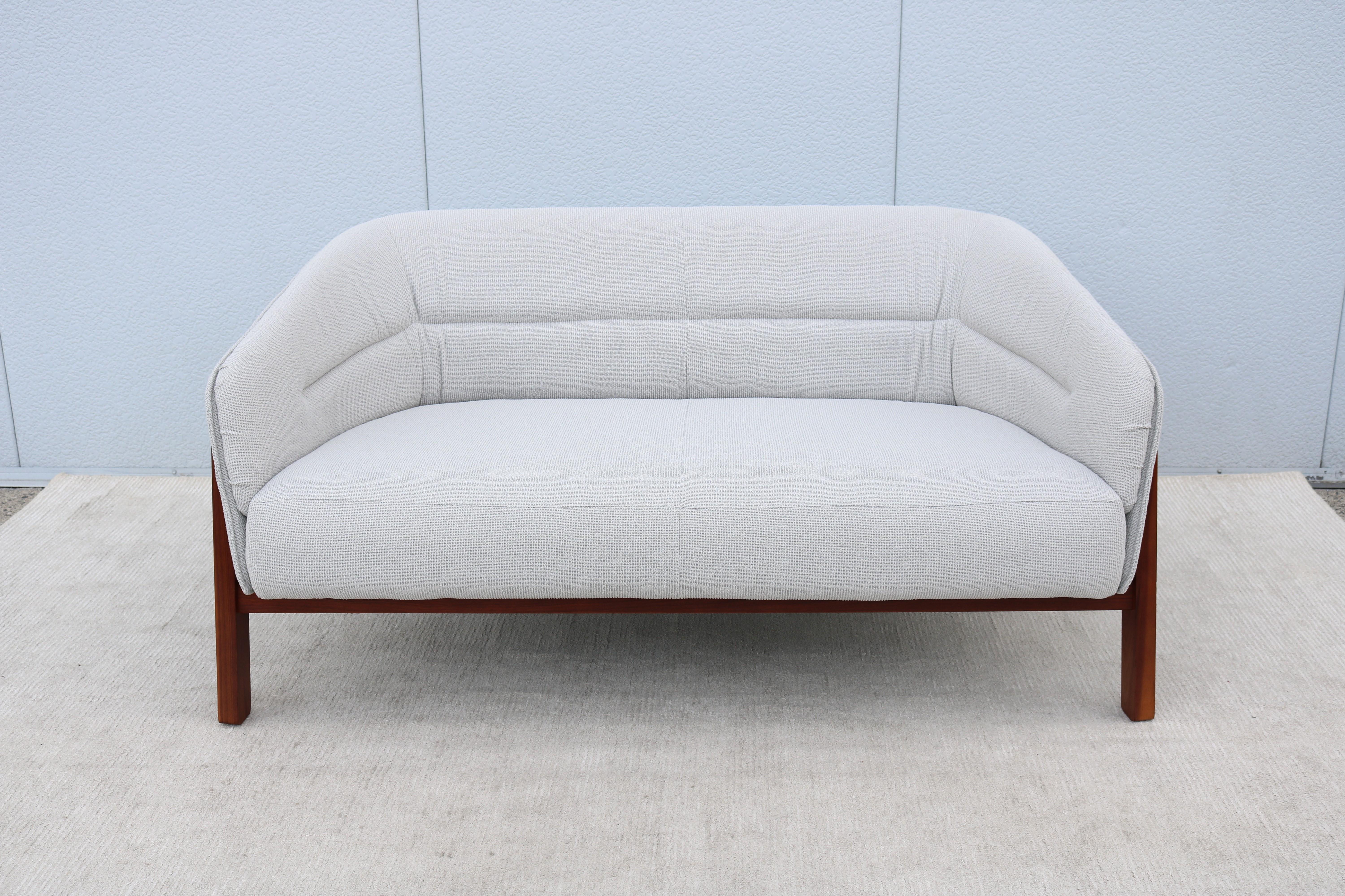Contemporary Modern Justin Champaign for Jasper Group Indie Two Seat Loveseat Excellent état - En vente à Secaucus, NJ