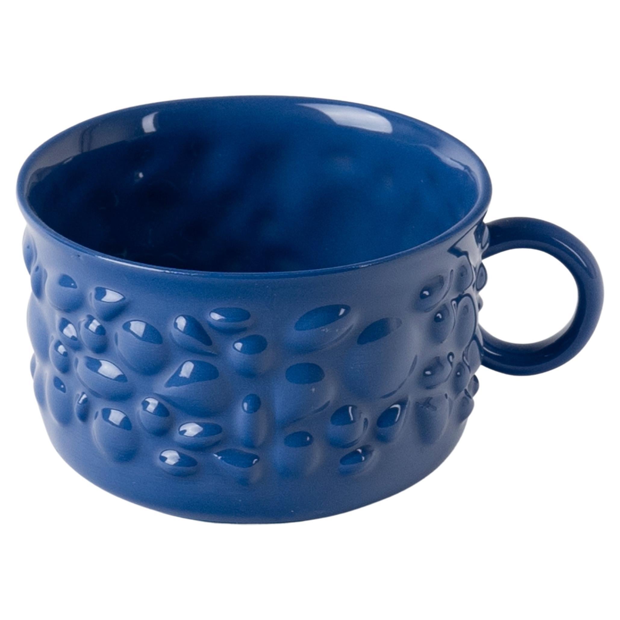 Tasse à café contemporaine moderne en porcelaine Justine avec poignée, bleu marine en vente