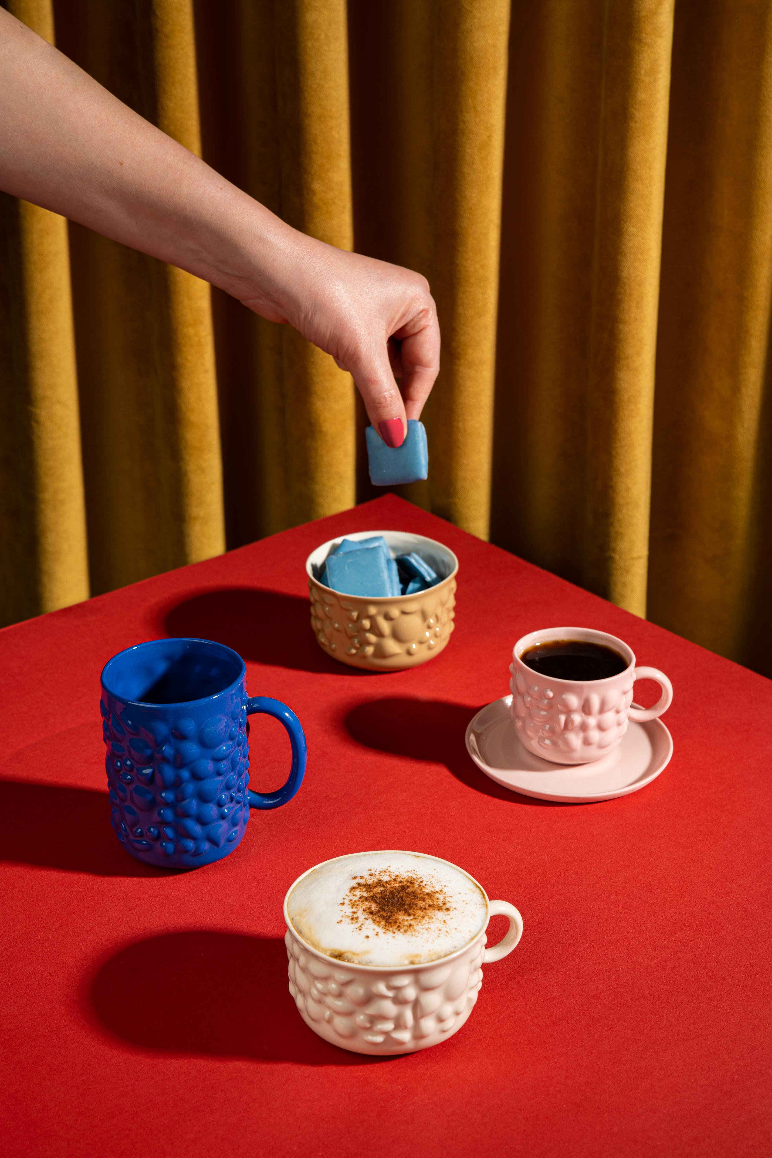 Moderne Tasse à café contemporaine moderne en porcelaine Justine avec poignée, rose en vente