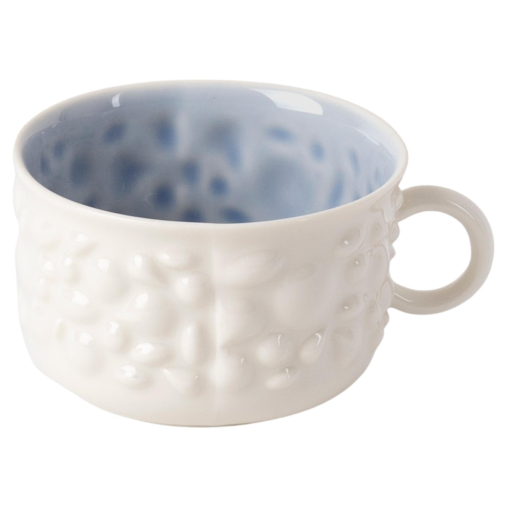 Tasse à café contemporaine moderne en porcelaine Justine avec poignée, blanc et bleu en vente