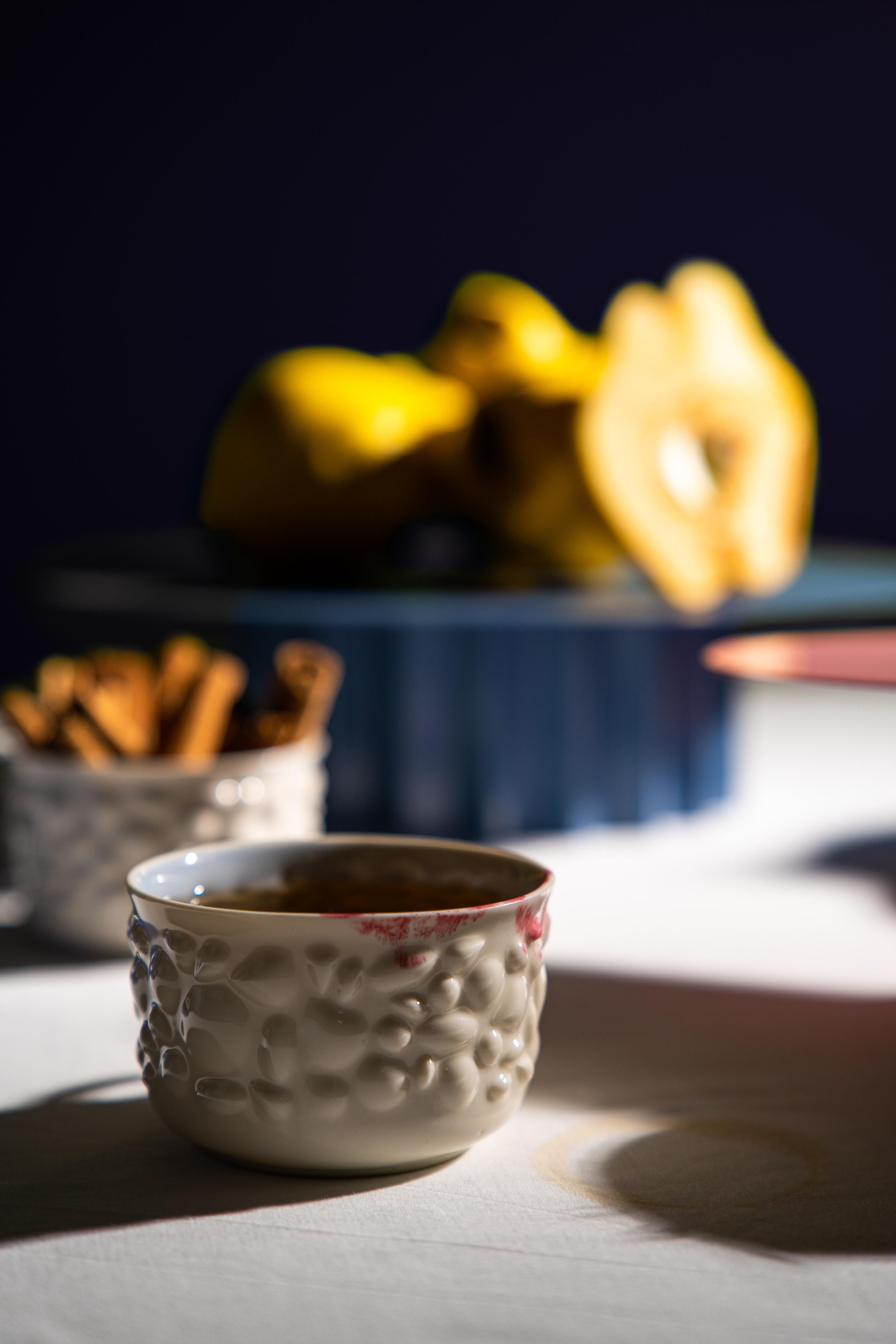 Tasse à café contemporaine moderne en porcelaine Justine sans poignée, blanc et bleu Neuf - En vente à İstanbul, İstanbul