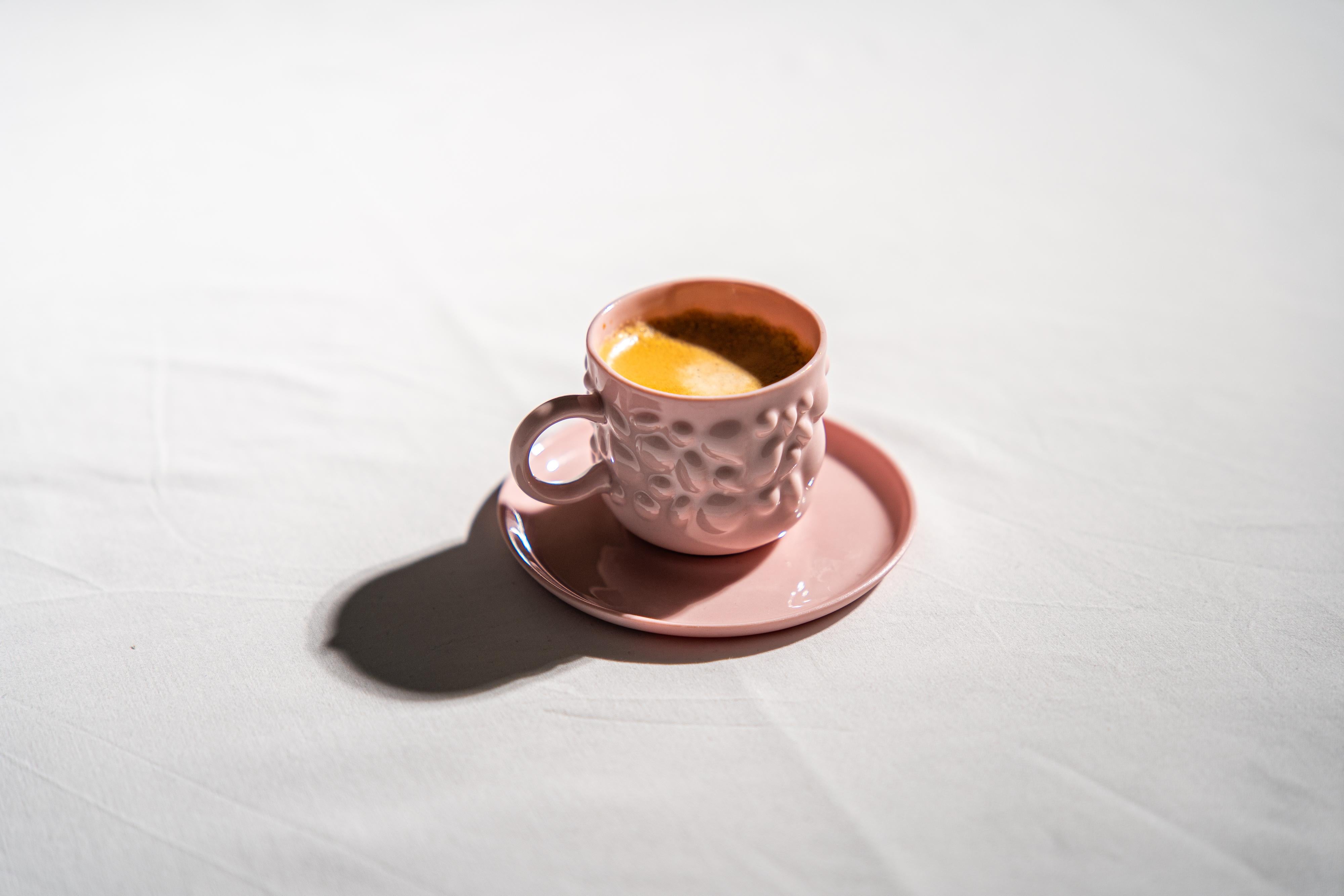 Tasse à café et soucoupe en porcelaine contemporaine moderne Justine 100 ml, rose Neuf - En vente à İstanbul, İstanbul