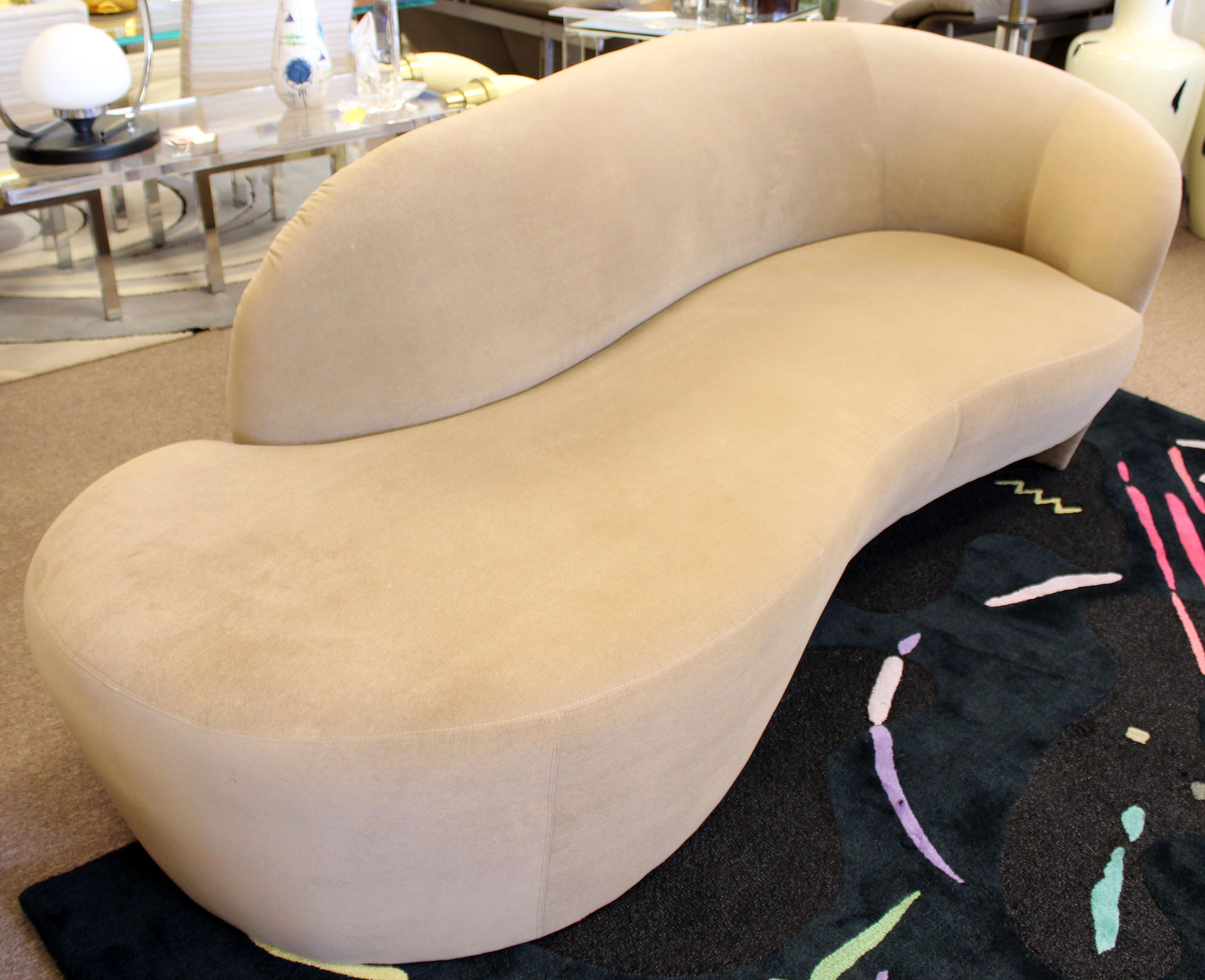 For your consideration is a fabulous, beige, sculptural Serpentine sofa or chaise, by Vladimir Kagan for Weiman Preview, circa 1980s. In excellent condition. The dimensions are 93
