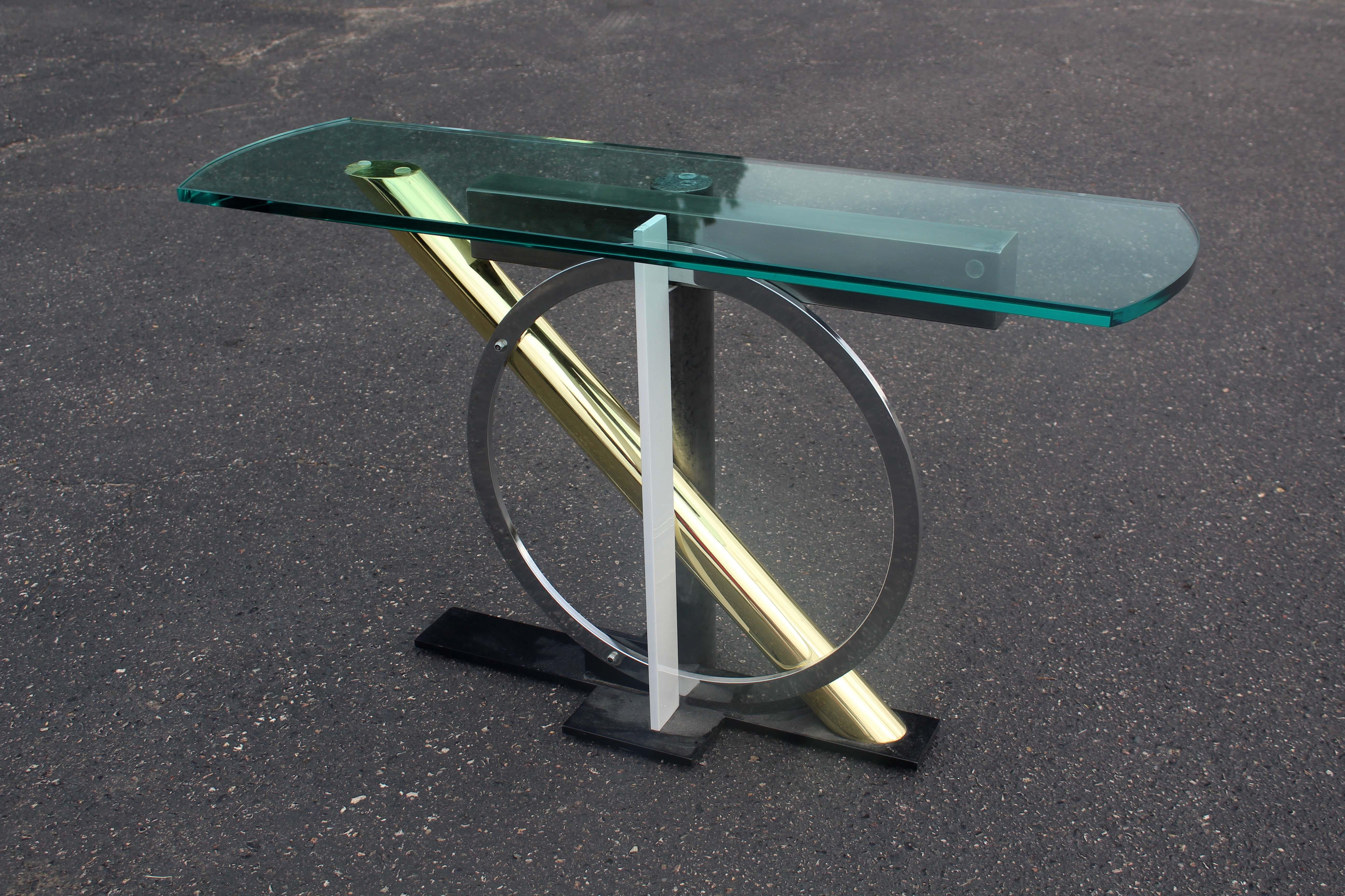 Cette magnifique table console géométrique de Kaizo Oto, style Memphis. Table console architecturale multi-métaux avec plateau en verre 5/8