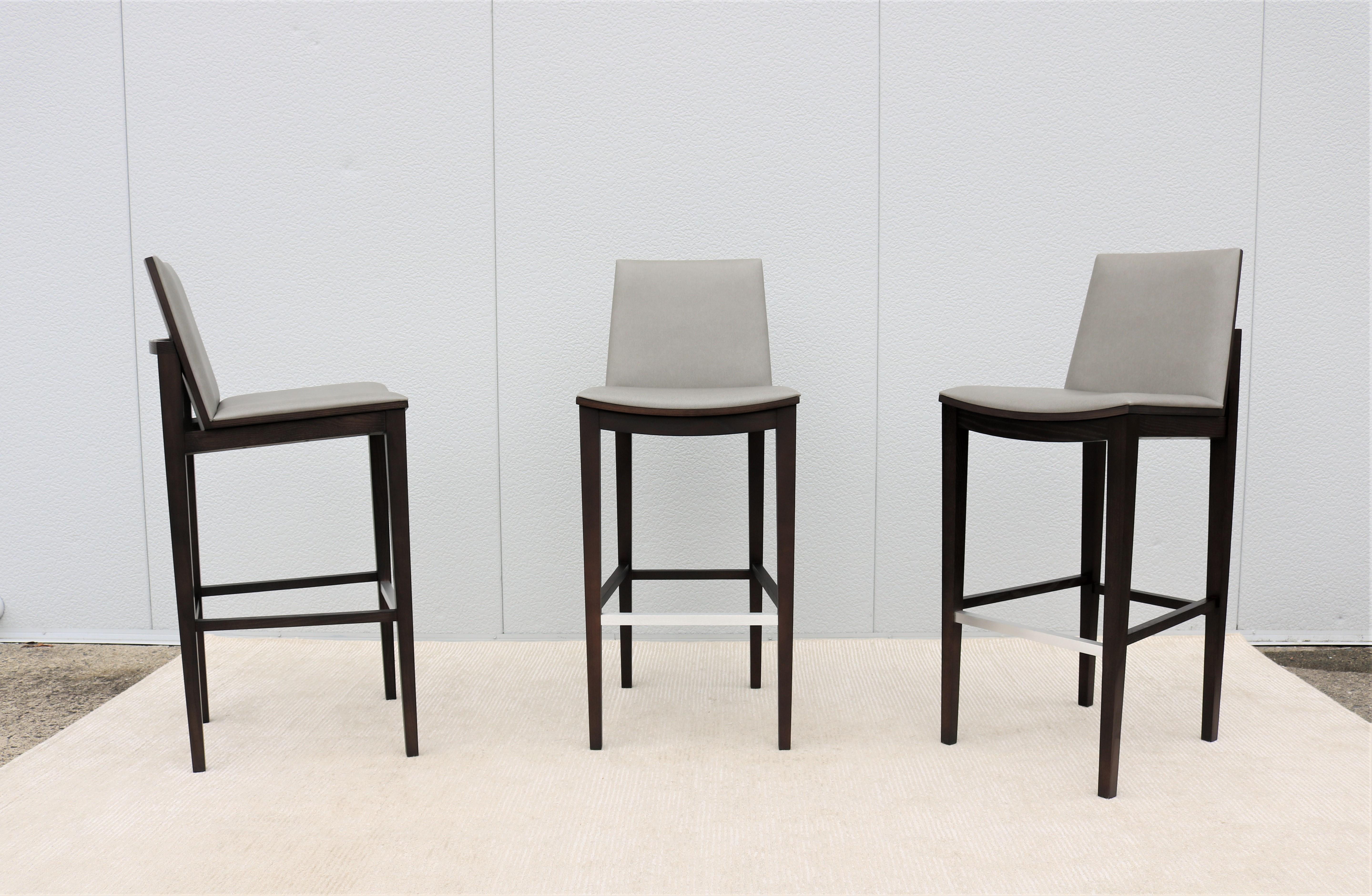 Fabulous set of 3 contemporary Classic Carlyle Barstools with footrest.
Named for the historic Carlyle Hotel in New York City.
The timeless design combines rich materiality with Classic forms.
Have been crafted with the utmost care of every