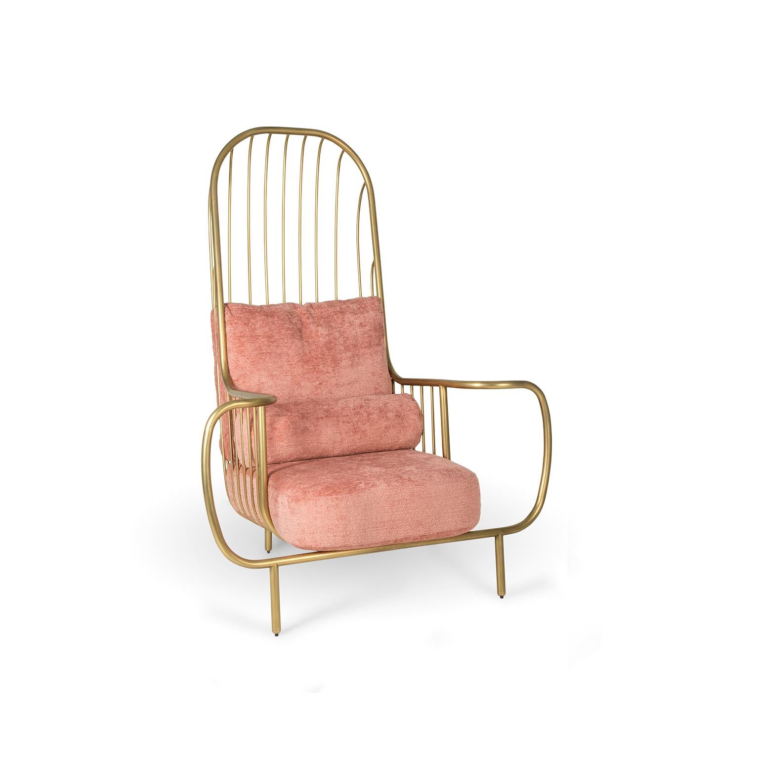 Zeitgenössischer moderner Liberty-Sessel mit hoher Rückenlehne, gealtertes Messing, rosa Boucl-Kissen (Gebürstet) im Angebot