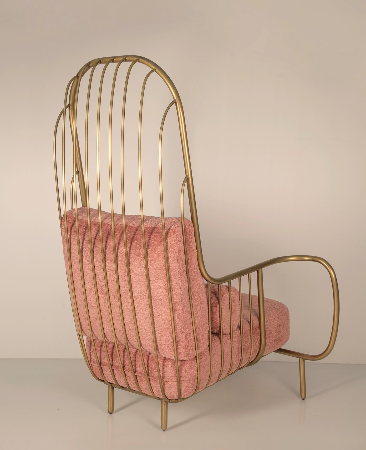 Zeitgenössischer moderner Liberty-Sessel mit hoher Rückenlehne, gealtertes Messing, rosa Boucl-Kissen (Moderne) im Angebot