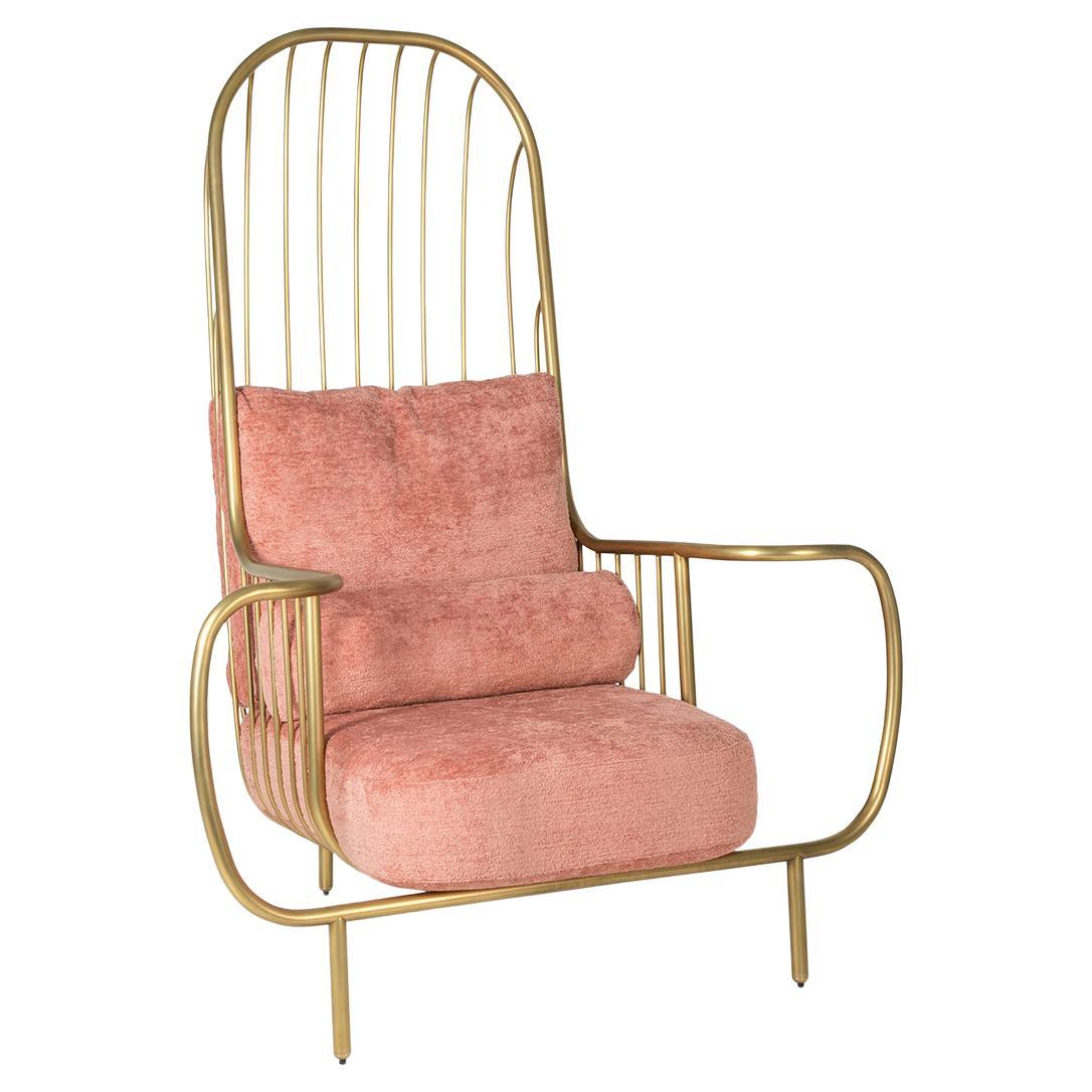 Fauteuil Liberty moderne contemporain à haut dossier, laiton vieilli, coussins Boucl roses