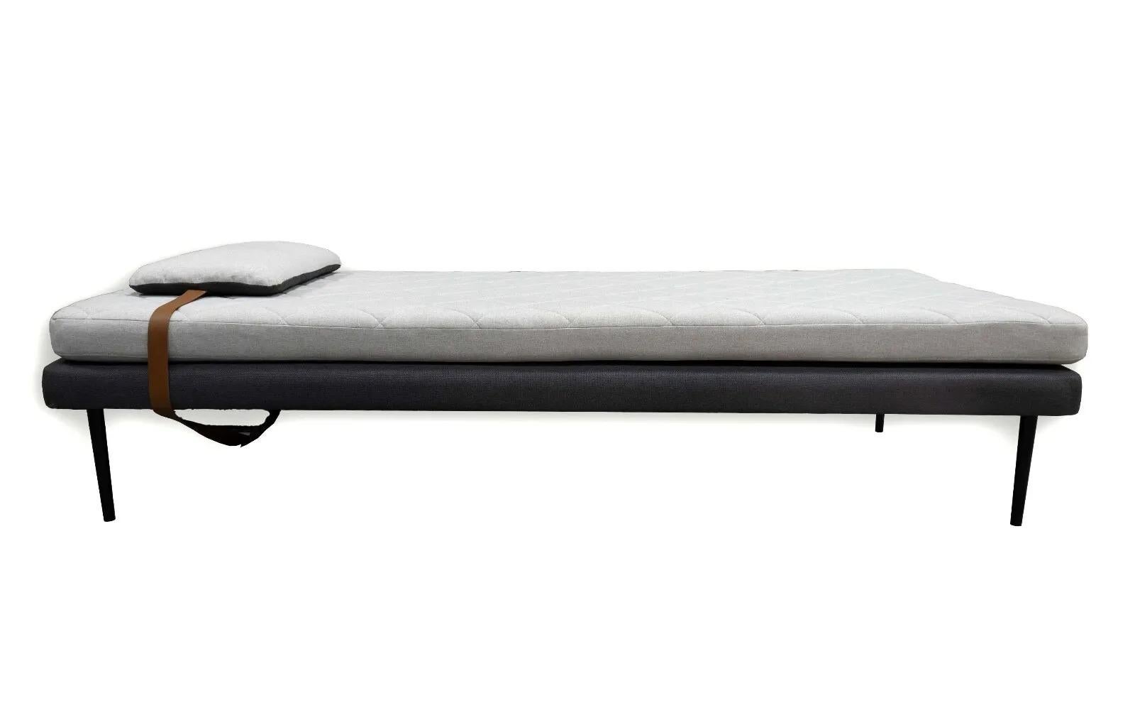 Ce lit de jour contemporain moderne gris clair affiche un design épuré, mêlant fonctionnalité et esthétique minimaliste. Le revêtement neutre gris clair est élégamment rehaussé par un motif cousu en losange, qui ajoute une texture subtile et de la