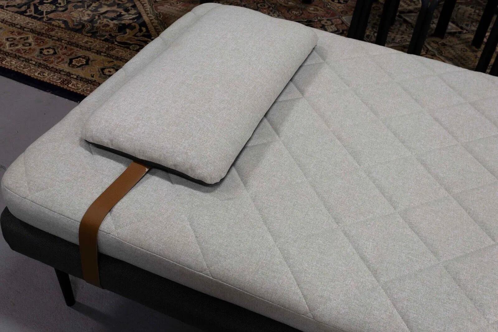 The Modernity Contemporary Light Grey Daybed with Detachable Pillow with Leather Straps (lit de jour contemporain gris clair avec oreiller amovible et sangles en cuir) en vente 1