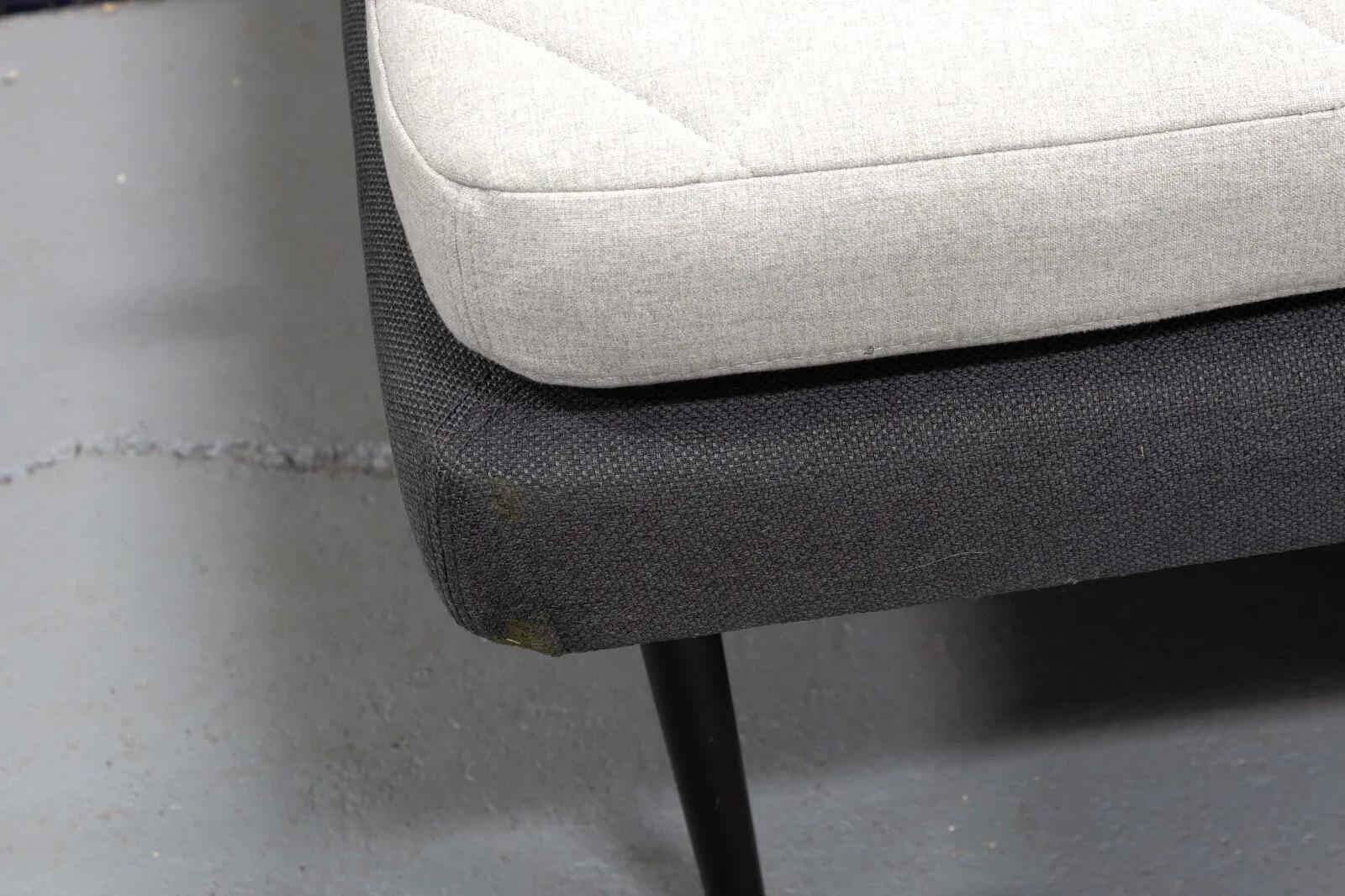 The Modernity Contemporary Light Grey Daybed with Detachable Pillow with Leather Straps (lit de jour contemporain gris clair avec oreiller amovible et sangles en cuir) en vente 4