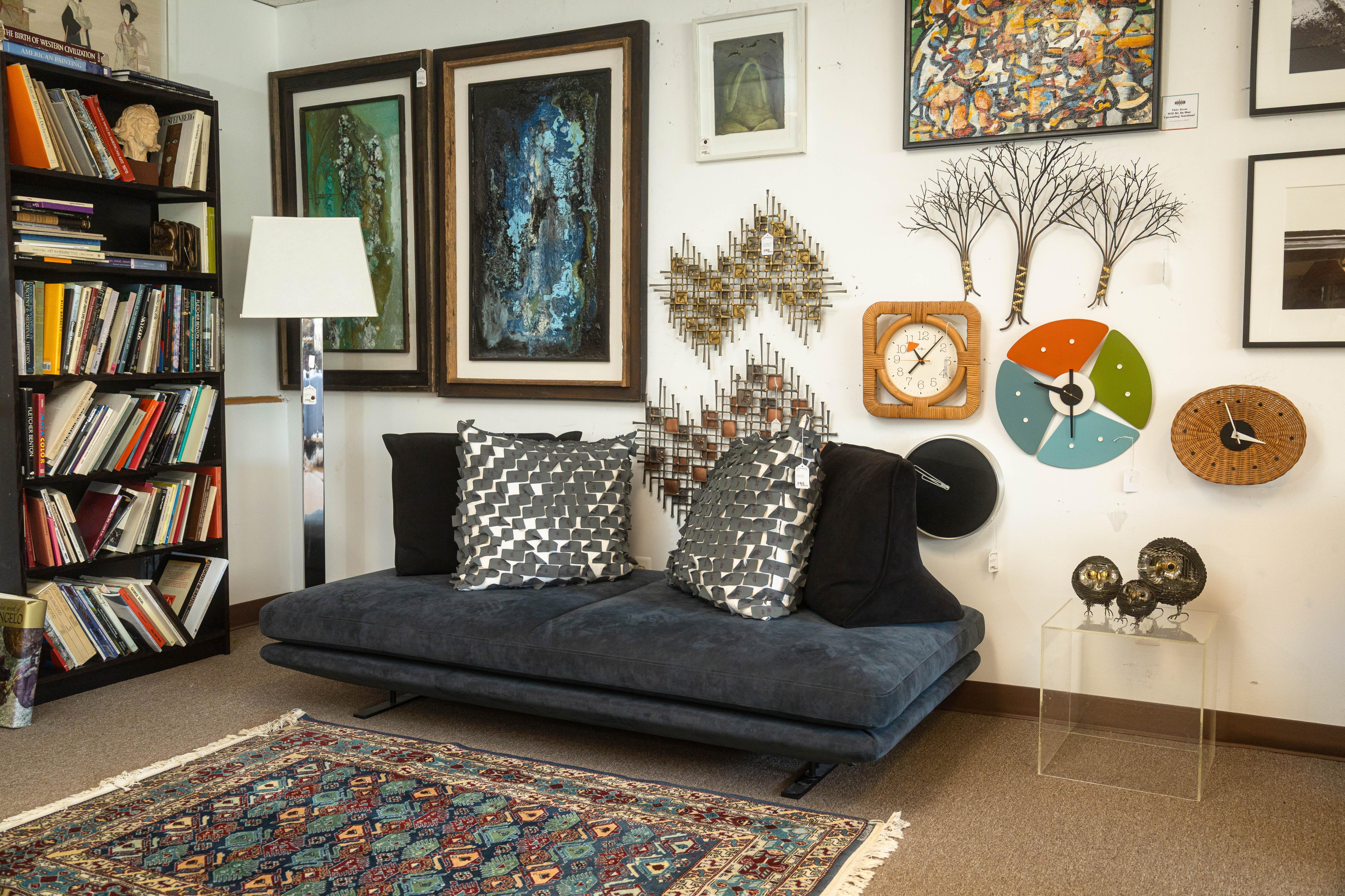 Canapé Prado de Christian Werner pour Ligne Roset. Il s'agit d'un magnifique canapé contemporain doté d'une assise réglable unique. Le Prado se compose d'un grand siège rectangulaire et de deux dossiers entièrement mobiles et amovibles. Les dossiers