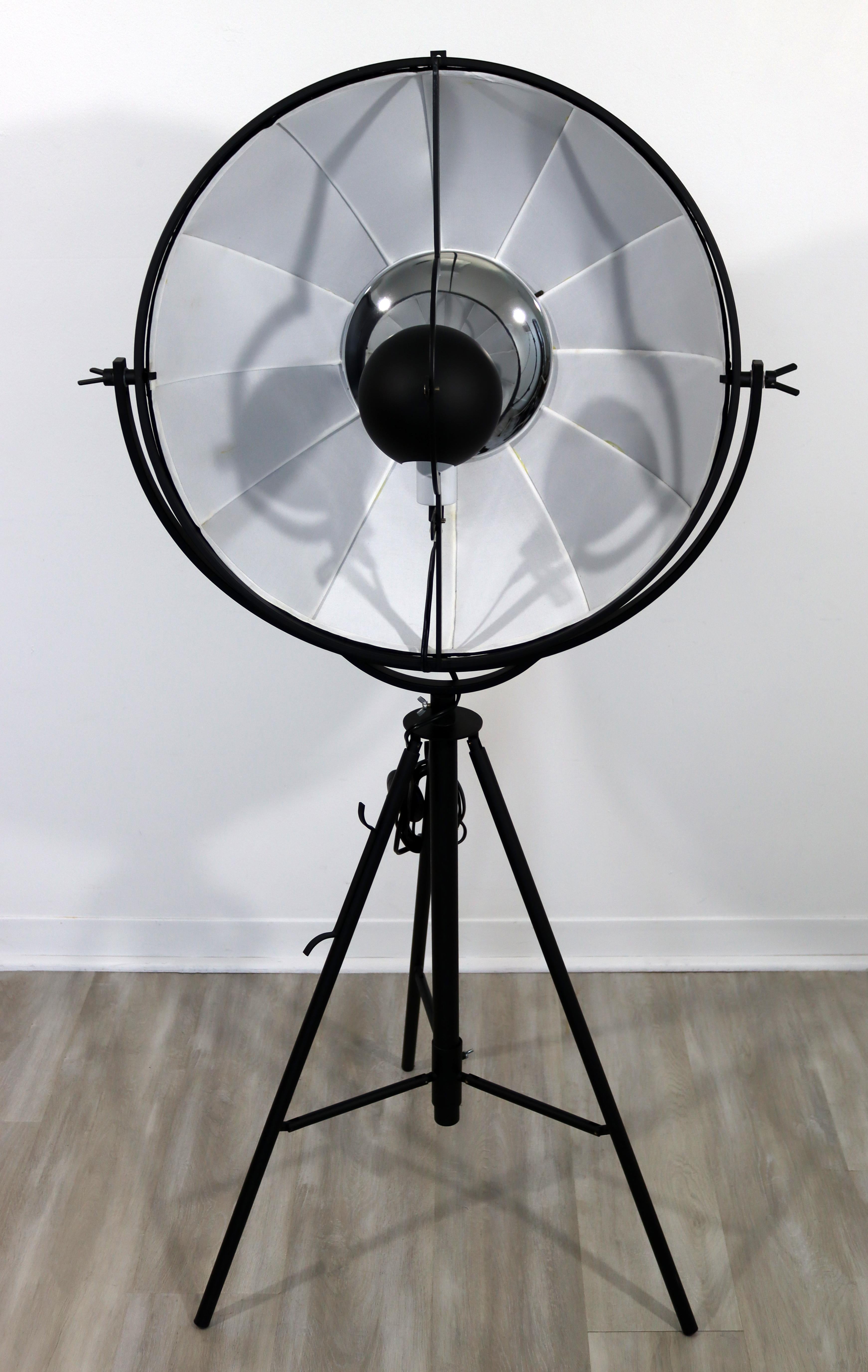 For your consideration is a Mariano Fortuny for Palluco Italia photographer lamp in original black, circa the 1980s. In excellent condition. The dimensions are 28